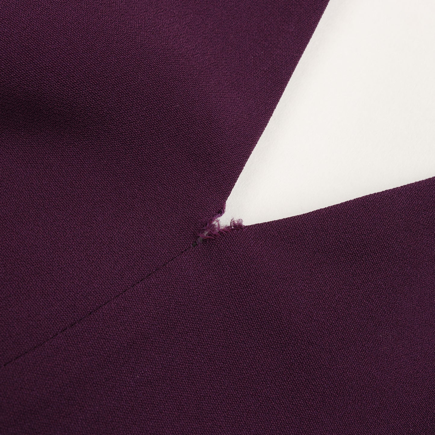Robe mi-longue ajustée à décolleté en V profond Roland Mouret, prune – EU 34