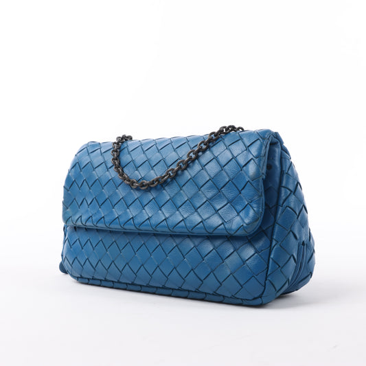 BOTTEGA VENETA Sac bandoulière en cuir intrecciato avec chaîne en bleu