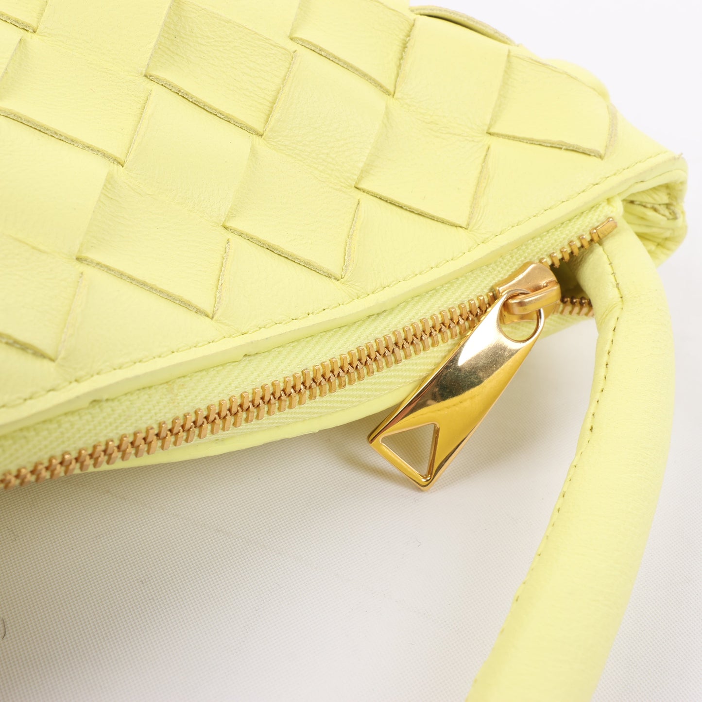 Sac à bandoulière Bottega Veneta Intrecciato Medium Turns Pouch en cuir jaune