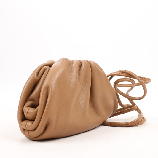 Sac bandoulière en cuir Bottega Veneta Micro The Pouch couleur amande