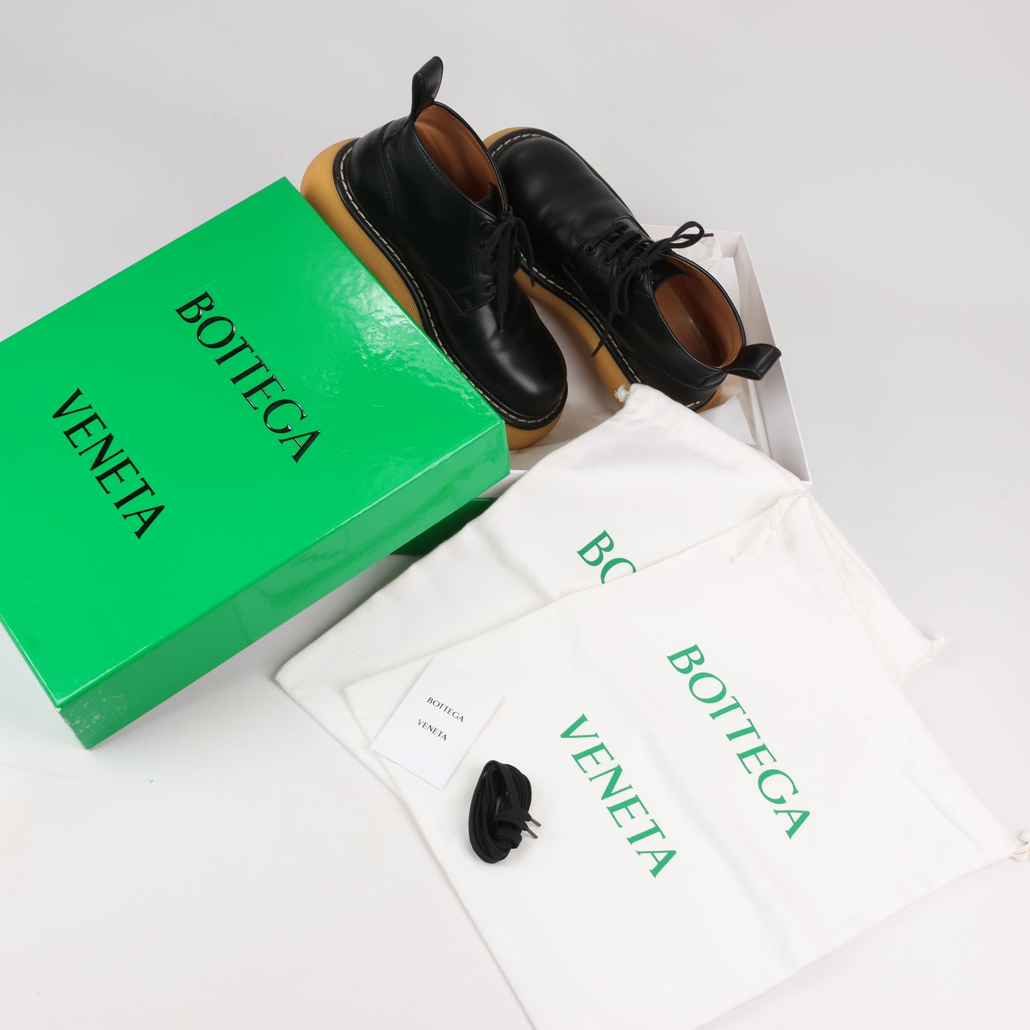 Bottega Veneta The Bounce Kurze Lederstiefel in Schwarz x Senfgelb, Größe 39 EU