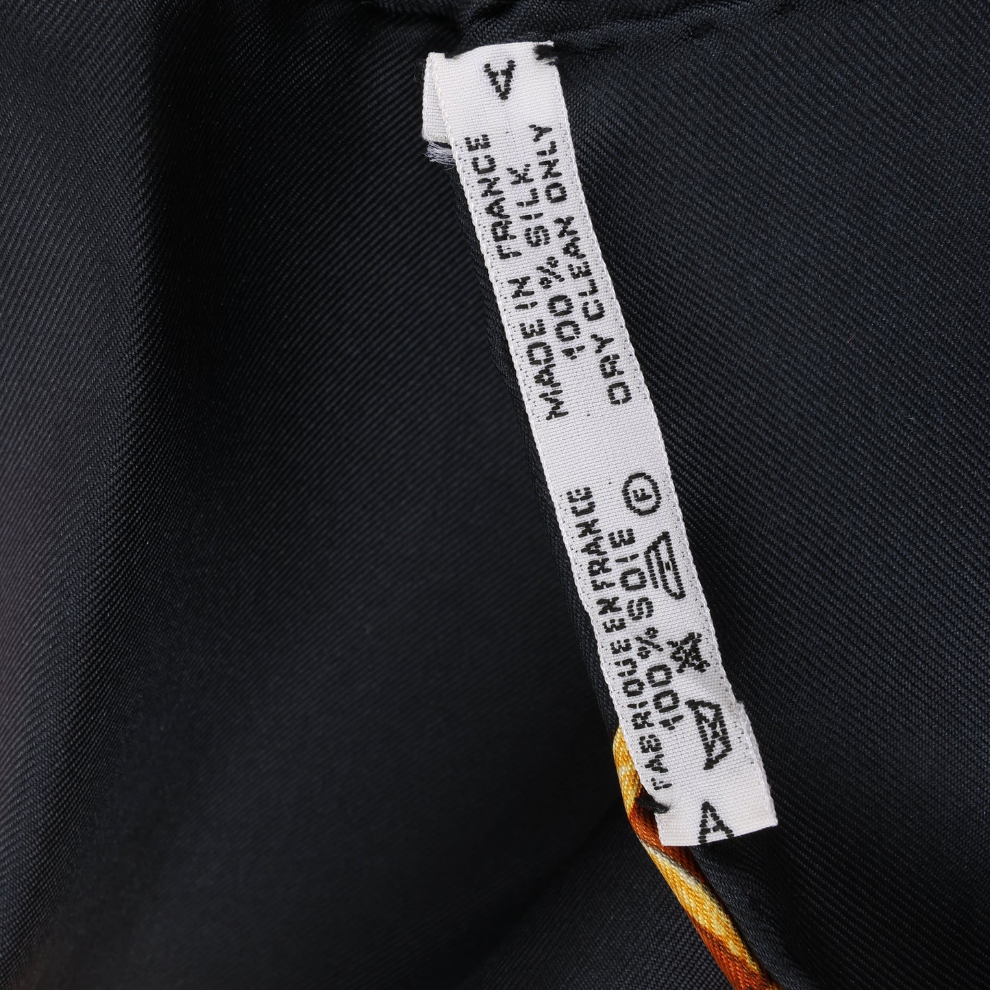 Hermès Carré 90 "ECOLE FRANCAISE D'EQUITATION" 100% Seidenschal in Rot x Schwarz