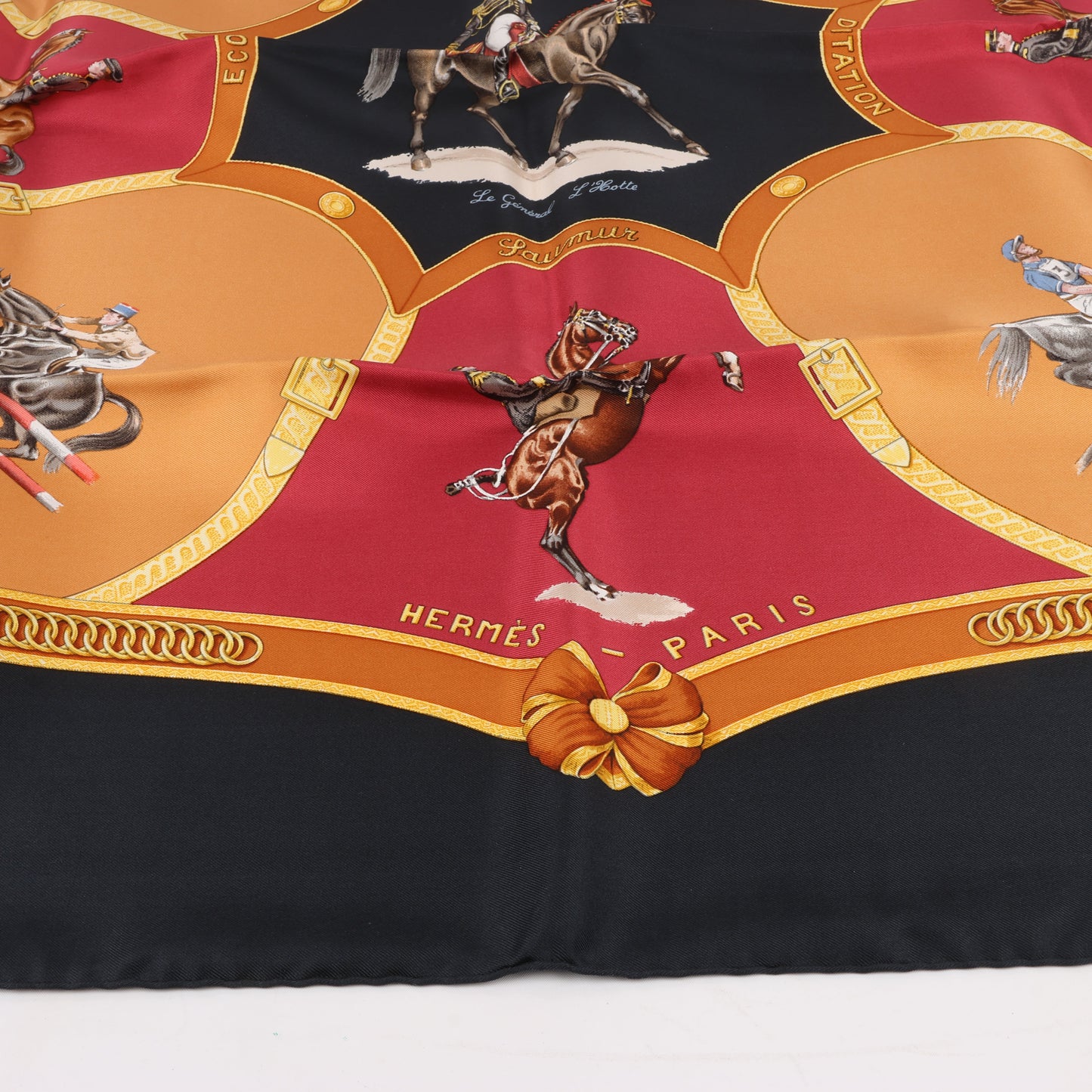 Hermès Carré 90 "ECOLE FRANCAISE D'EQUITATION" 100% Seidenschal in Rot x Schwarz