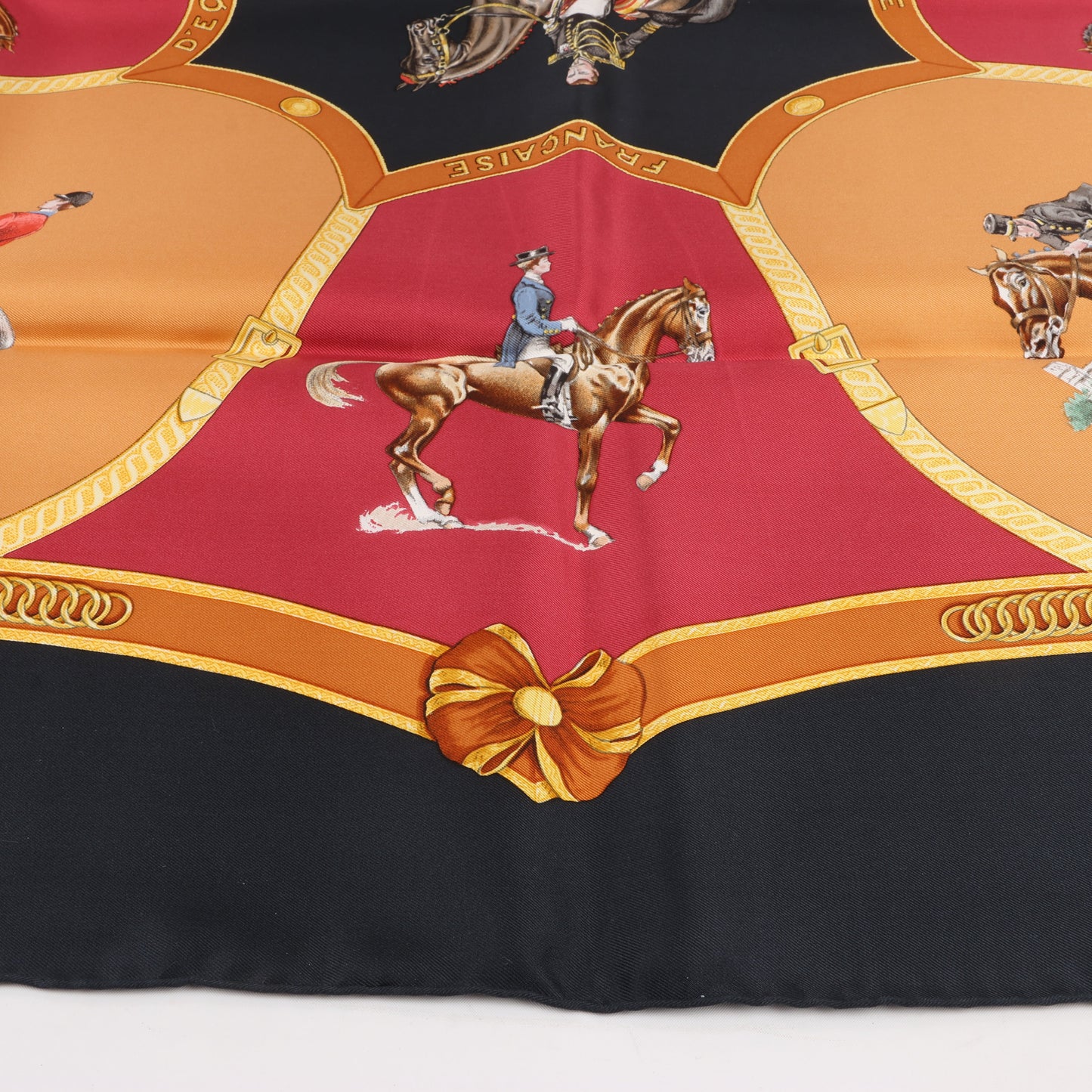 Hermès Carré 90 "ECOLE FRANCAISE D'EQUITATION" 100% Seidenschal in Rot x Schwarz