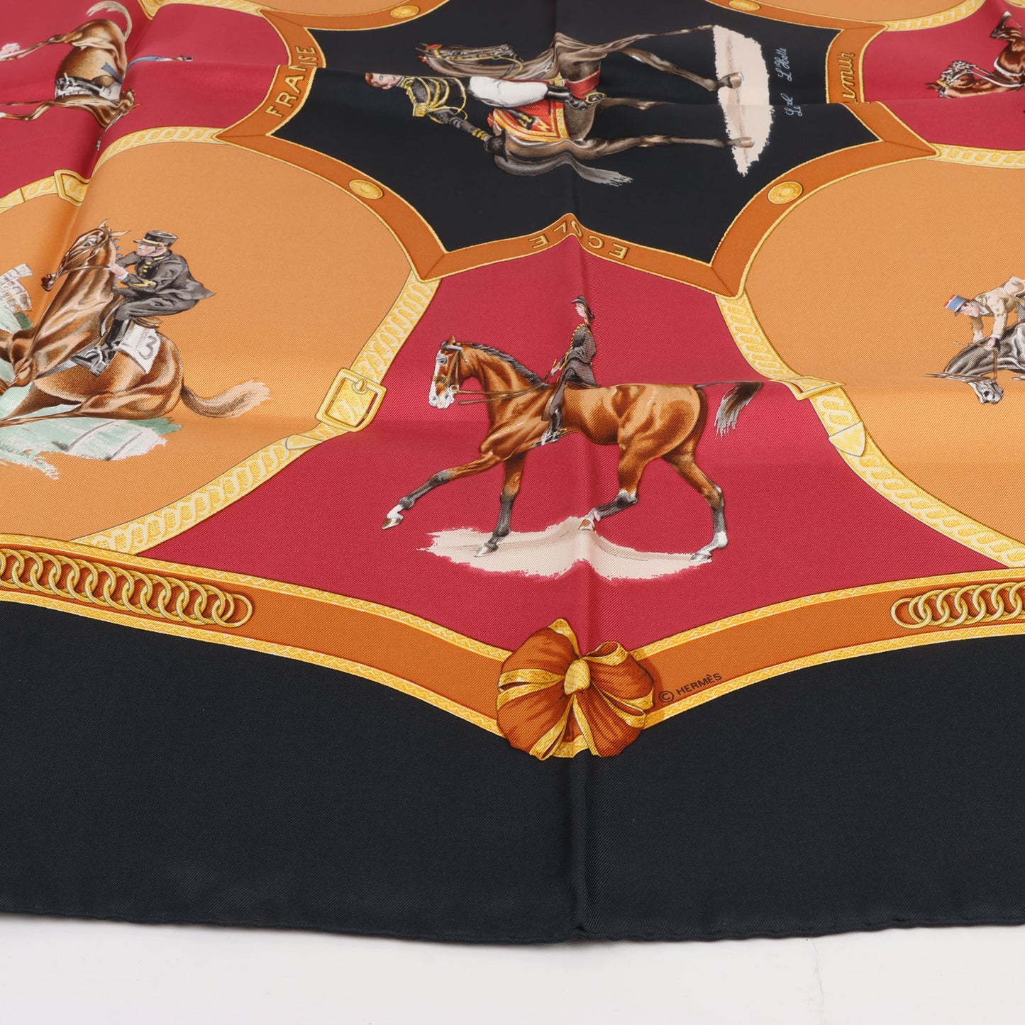 Hermès Carré 90 "ECOLE FRANCAISE D'EQUITATION" 100% Seidenschal in Rot x Schwarz