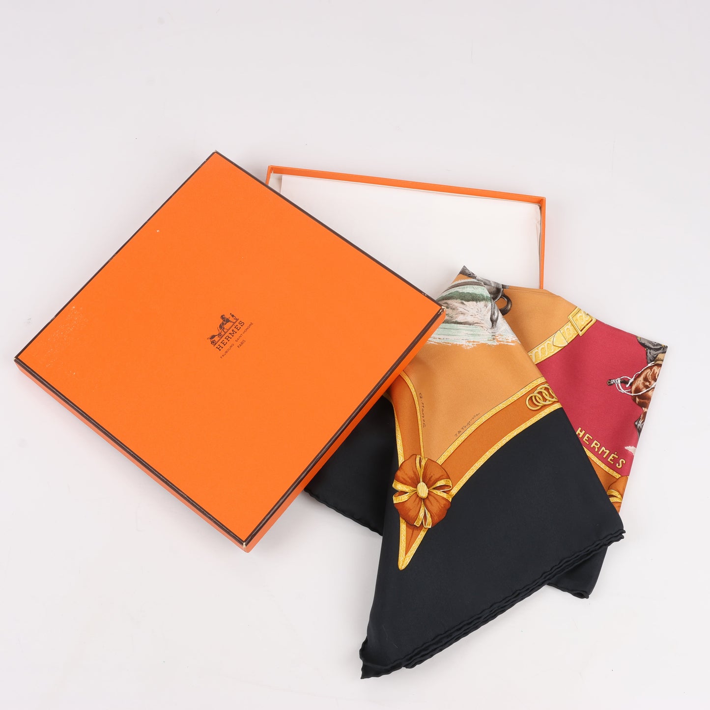 Hermès Carré 90 "ECOLE FRANCAISE D'EQUITATION" 100% Seidenschal in Rot x Schwarz