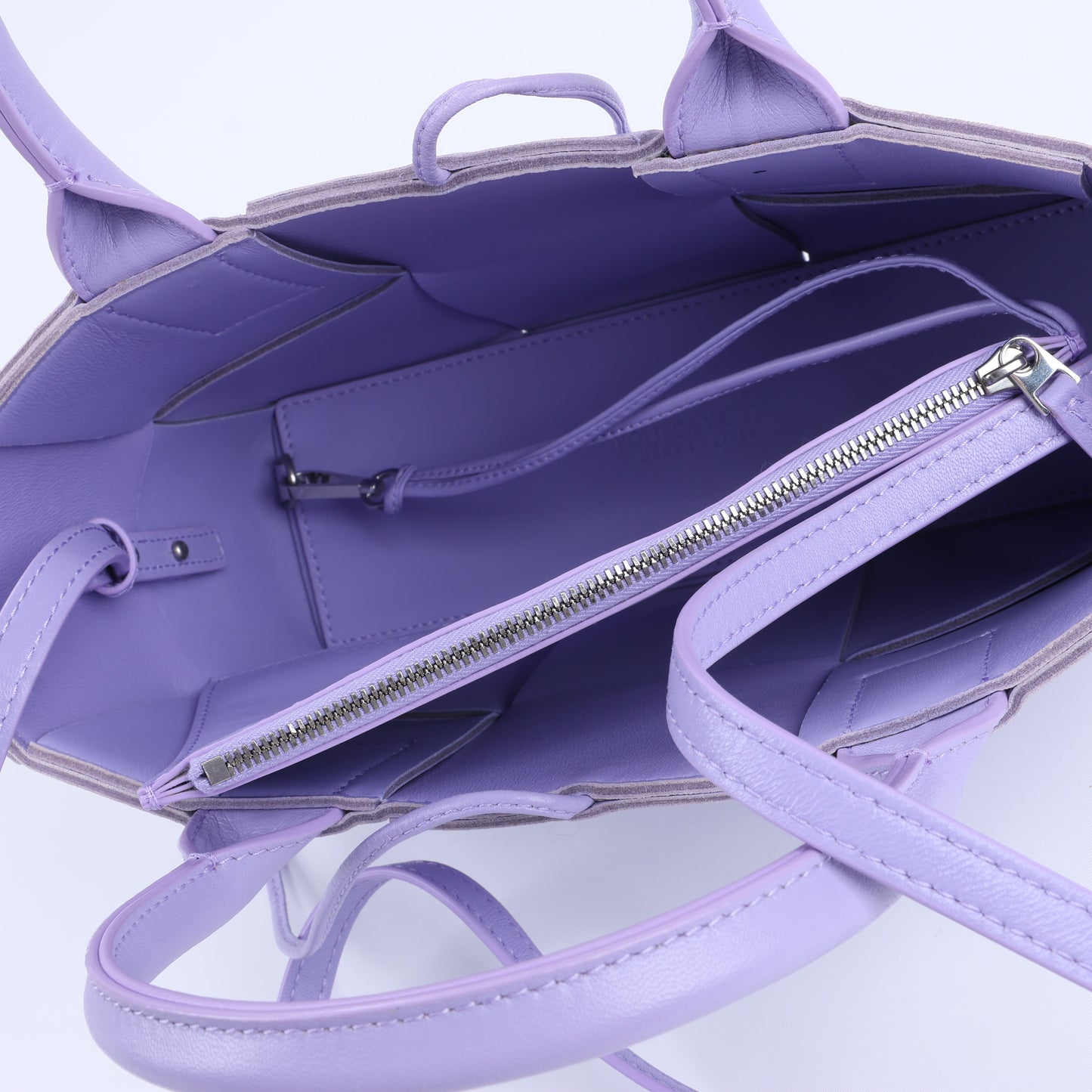 Bottega Veneta Nappa Maxi Intrecciato Kleine Arco 2Way Handtasche in Lila