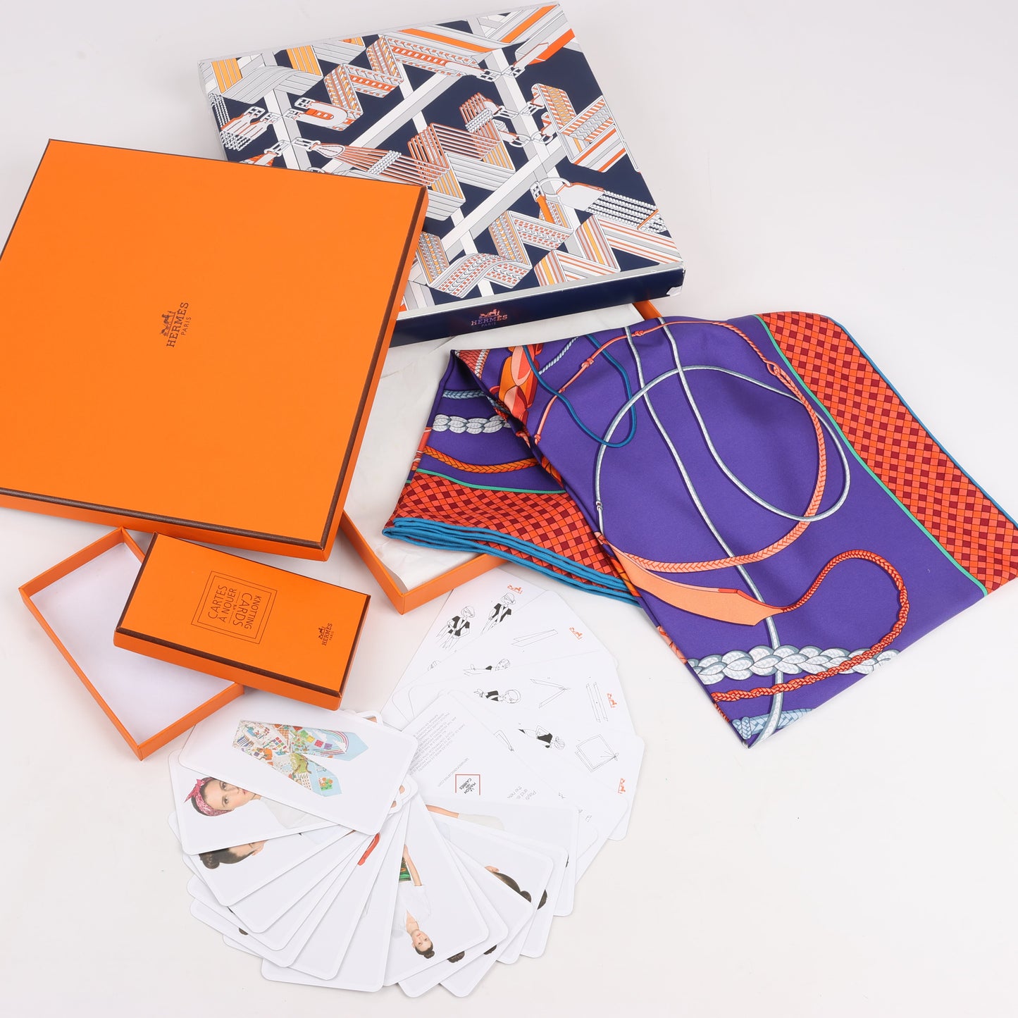 „Hermès Carré 90 Fouets et Badines“ Schal aus 100 % Seide in Lila