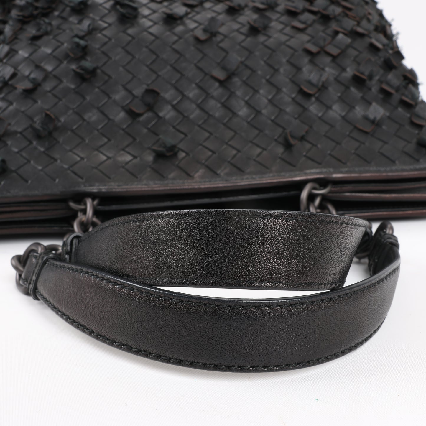 Bottega Veneta Sac à bandoulière en cuir Intrecciato en noir