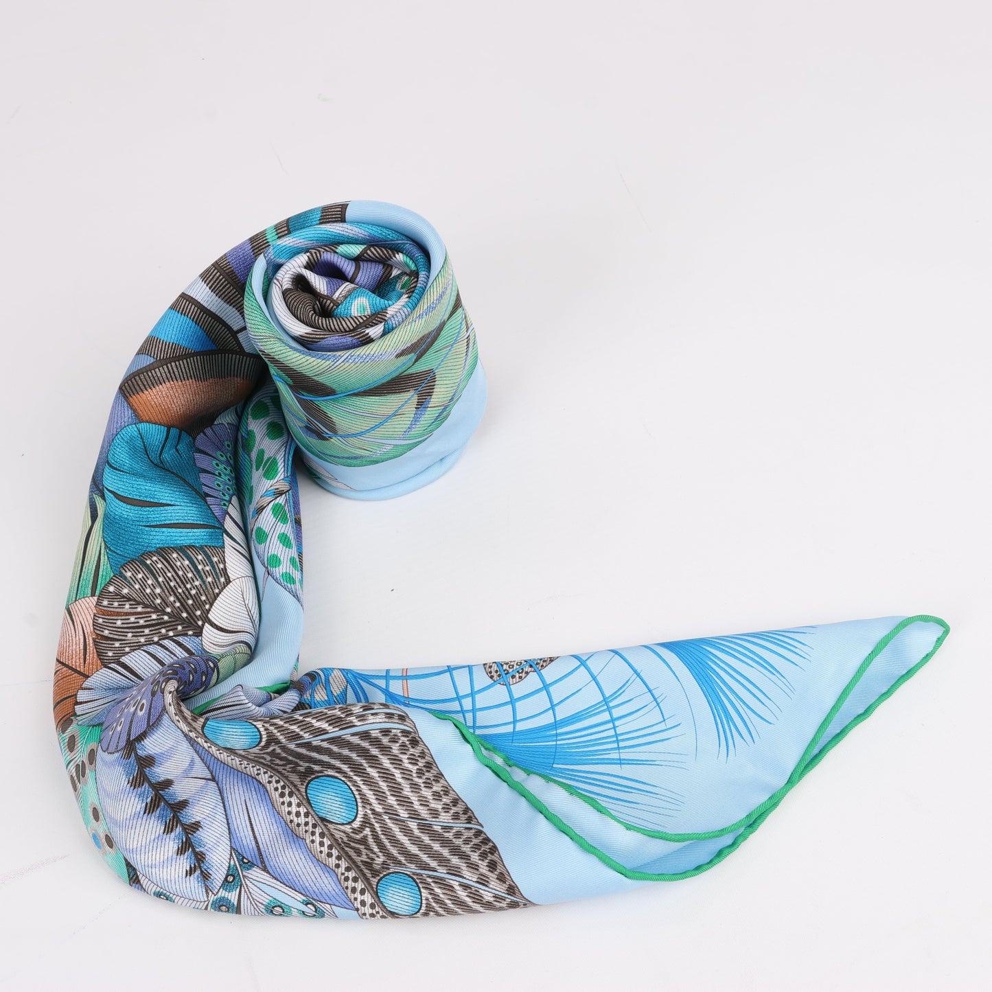 Hermès Carré 90 "PLUMES EN FETE" Foulard 100% Soie en Bleu