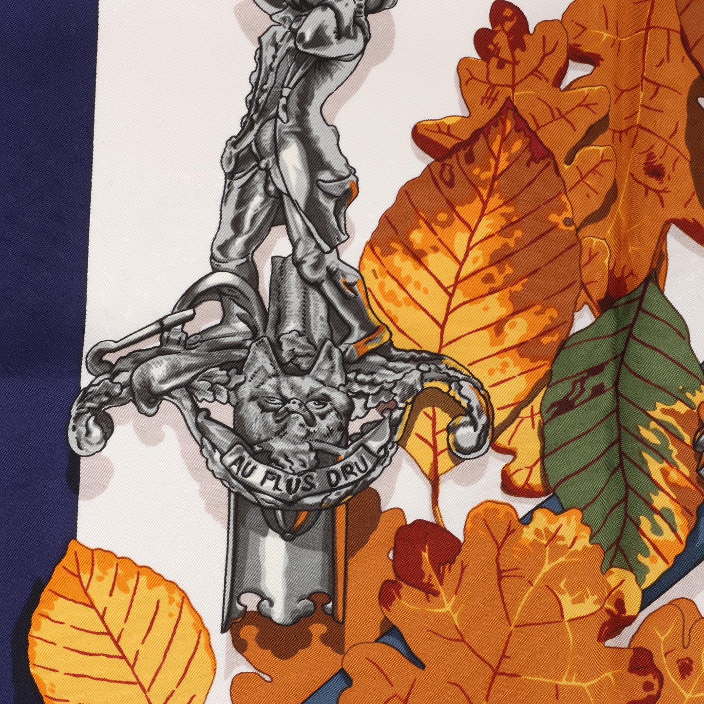 Carré Hermès Carré 90 « AU PLUS DRU » 100 % soie bleu marine