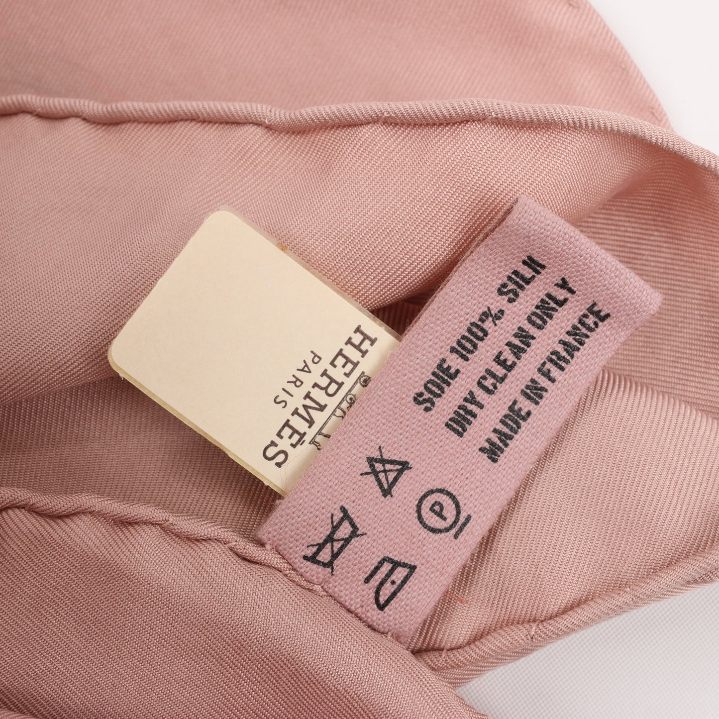 Carré Hermès Carré 90 « JUNGLE LOVE » 100 % soie rose