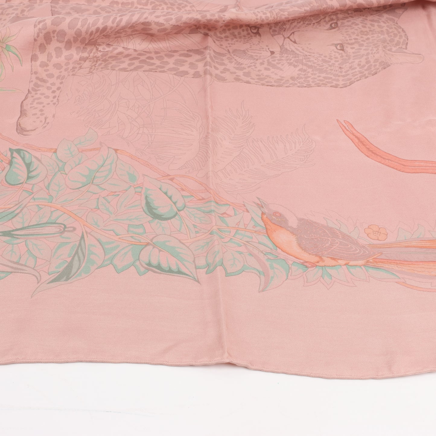 Carré Hermès Carré 90 « JUNGLE LOVE » 100 % soie rose