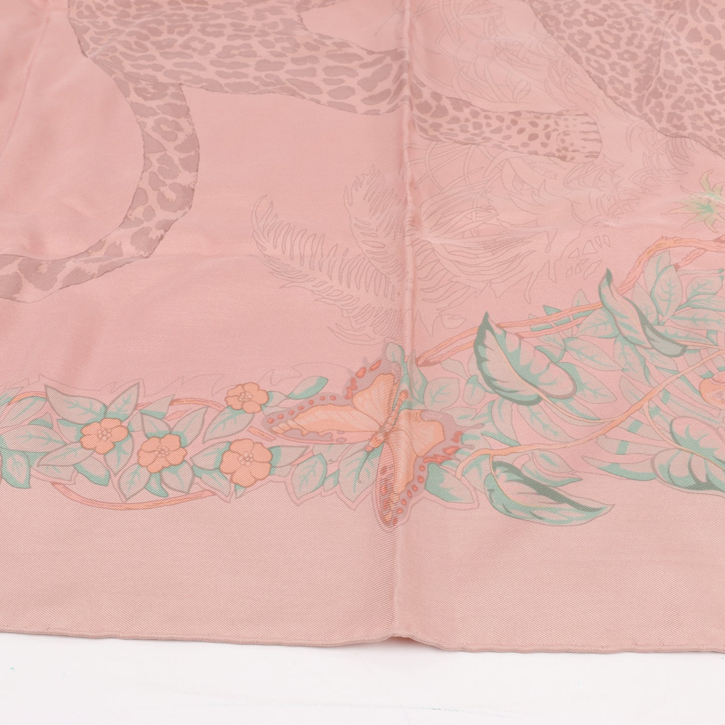 Carré Hermès Carré 90 « JUNGLE LOVE » 100 % soie rose