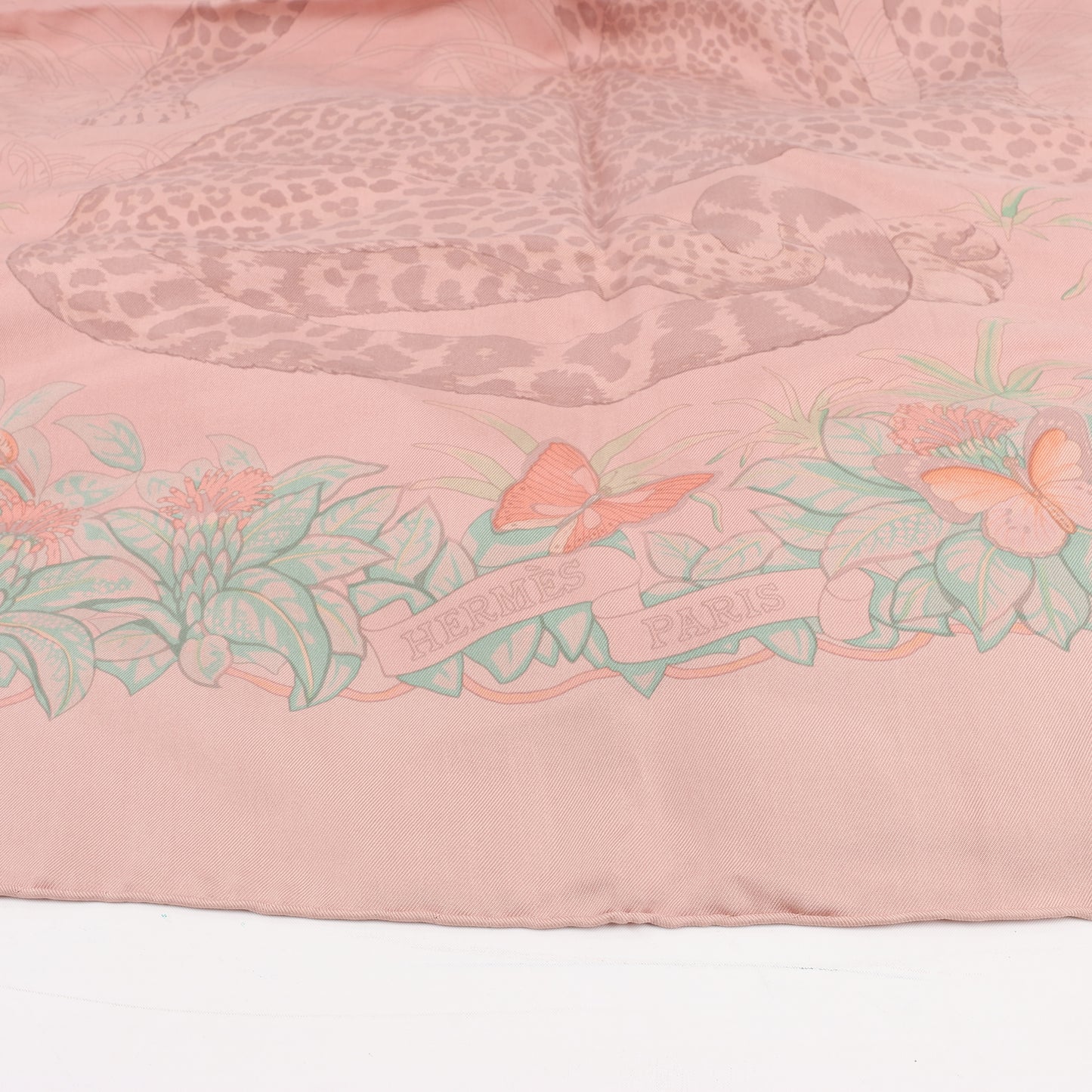 Carré Hermès Carré 90 « JUNGLE LOVE » 100 % soie rose