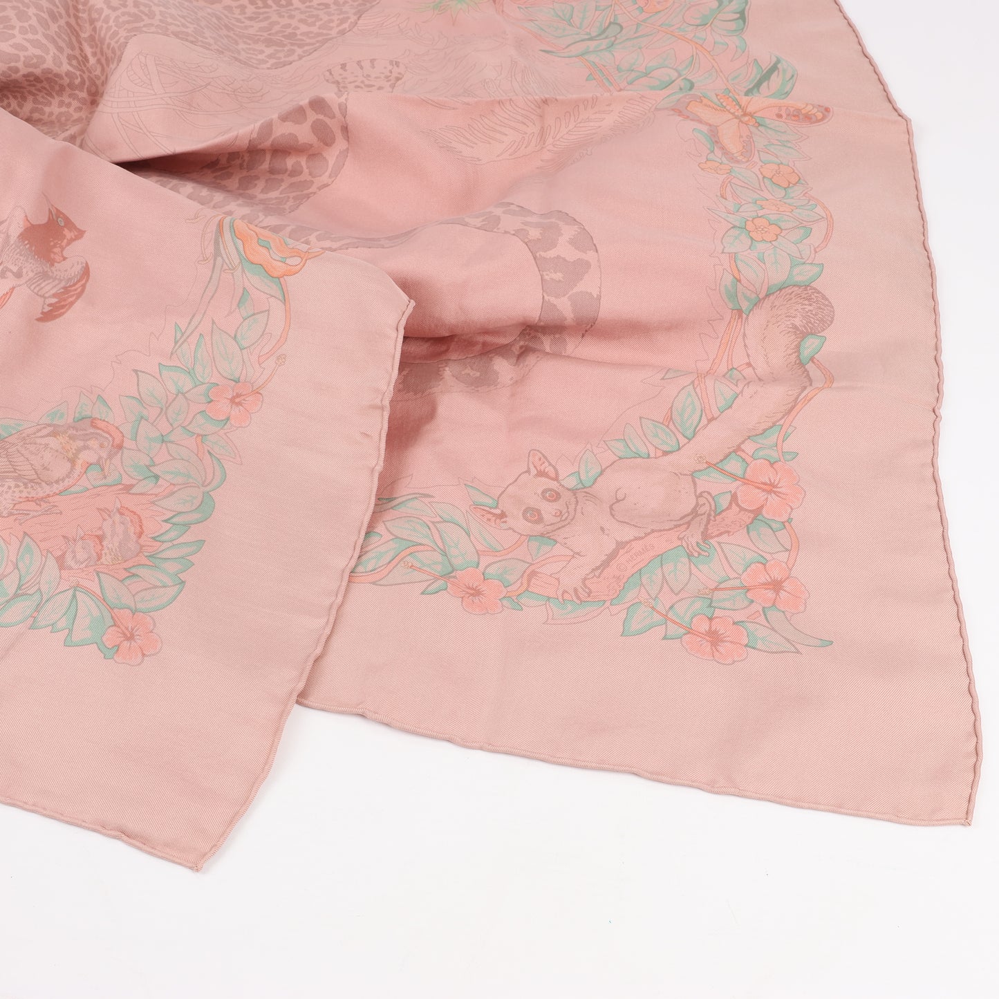 Carré Hermès Carré 90 « JUNGLE LOVE » 100 % soie rose