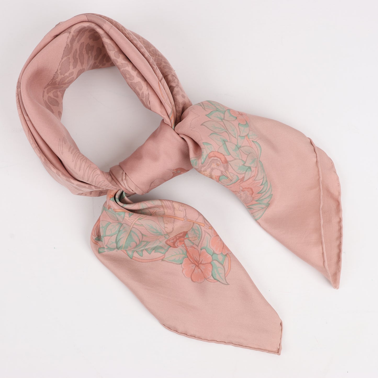 Carré Hermès Carré 90 « JUNGLE LOVE » 100 % soie rose