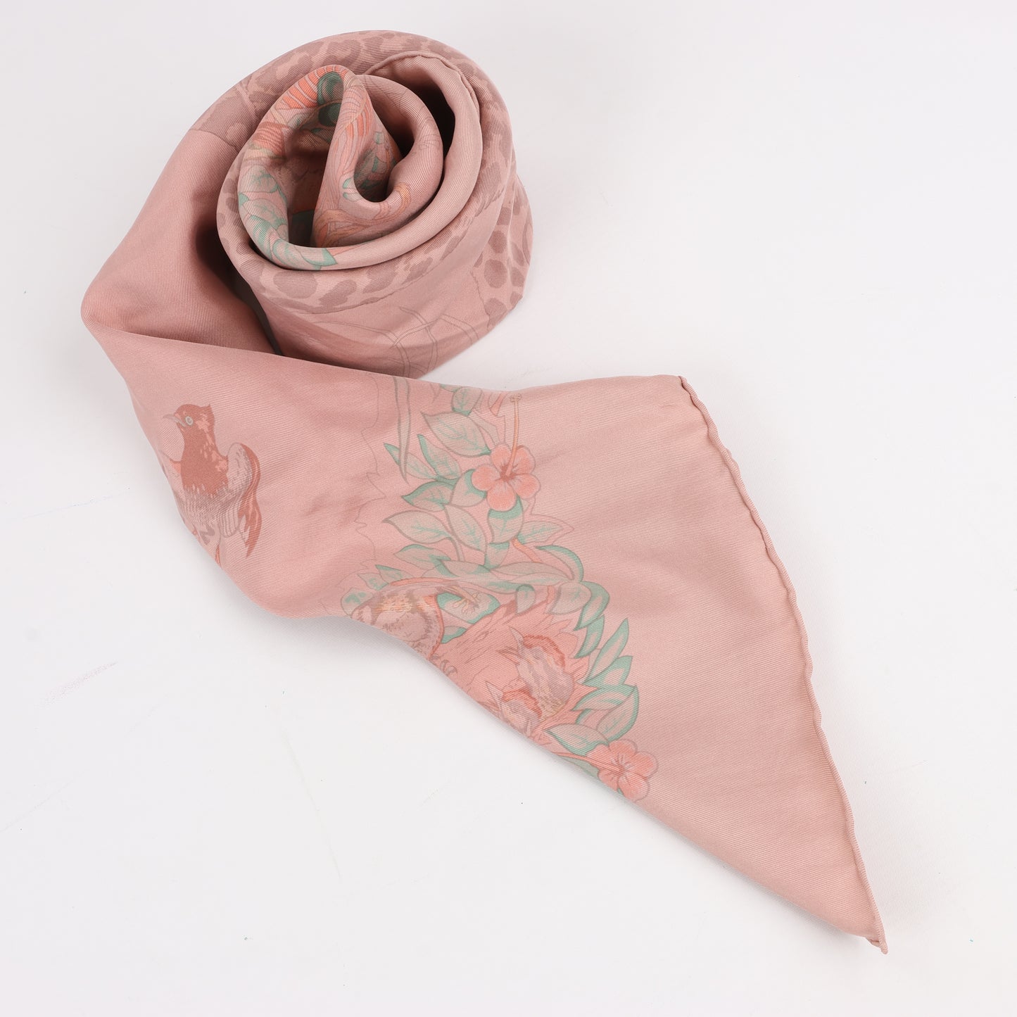 Carré Hermès Carré 90 « JUNGLE LOVE » 100 % soie rose