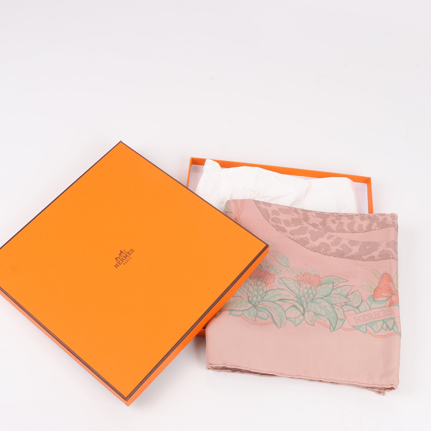 Carré Hermès Carré 90 « JUNGLE LOVE » 100 % soie rose