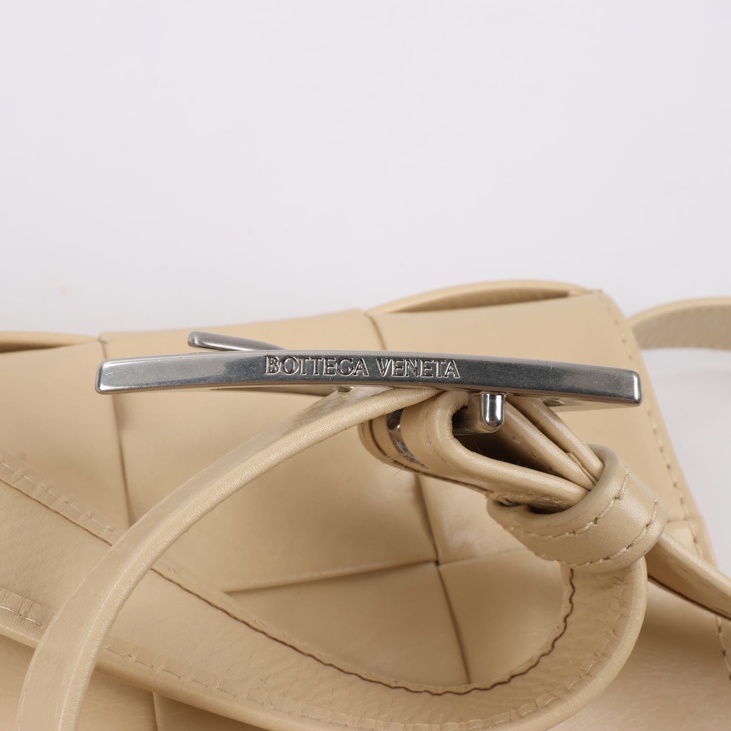 Bottega Veneta Maxi Intrecciato Cassette Leather Shoulder Bag in Beige
