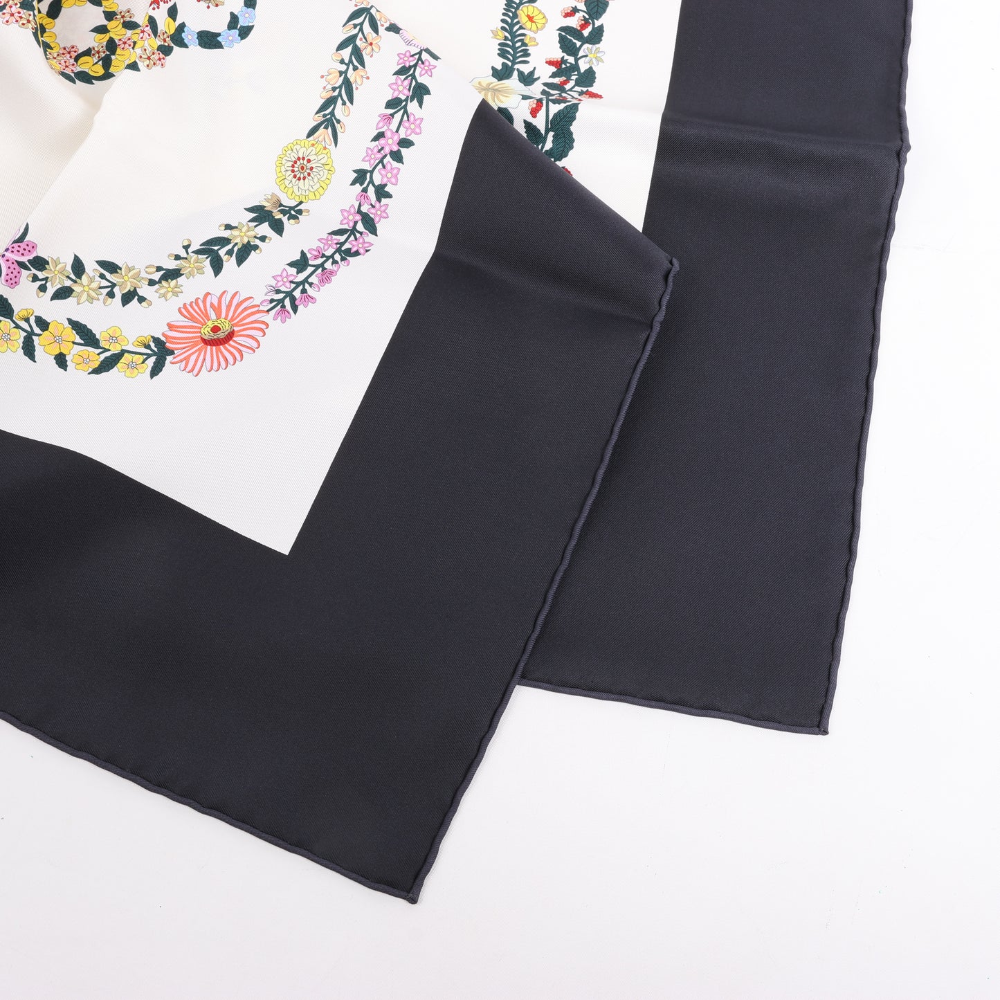 Hermès Carré 90 "BRIDES DE GALA EN FLEUR" Foulard en soie