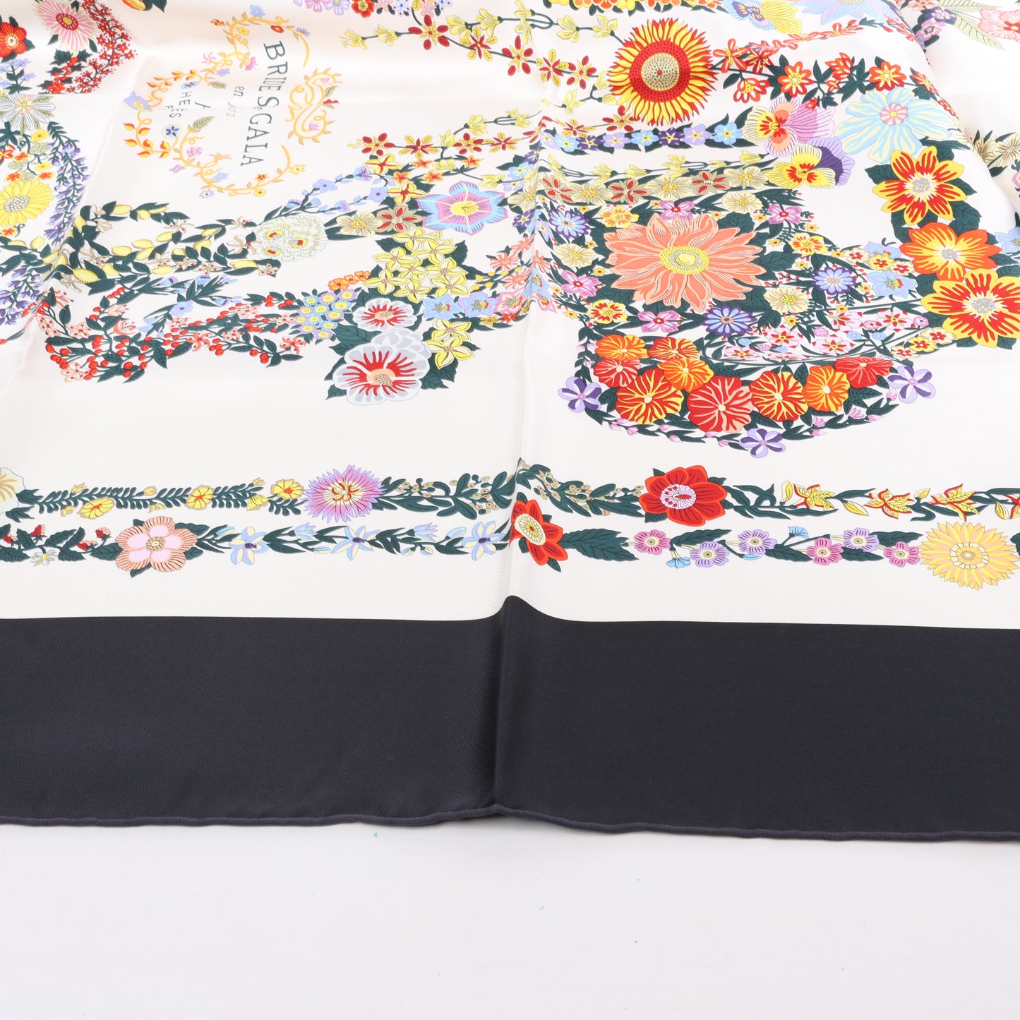 Hermès Carré 90 "BRIDES DE GALA EN FLEUR" Foulard en soie