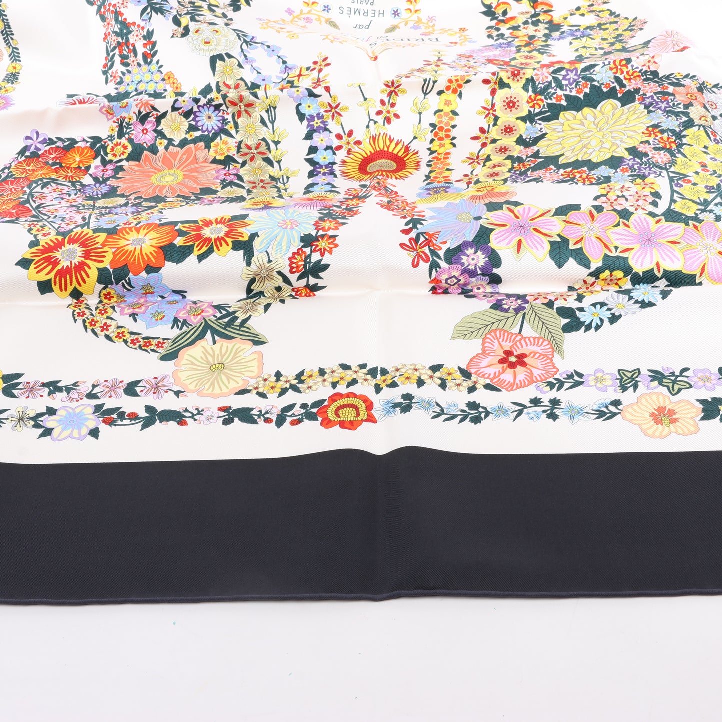 Hermès Carré 90 "BRIDES DE GALA EN FLEUR" Foulard en soie