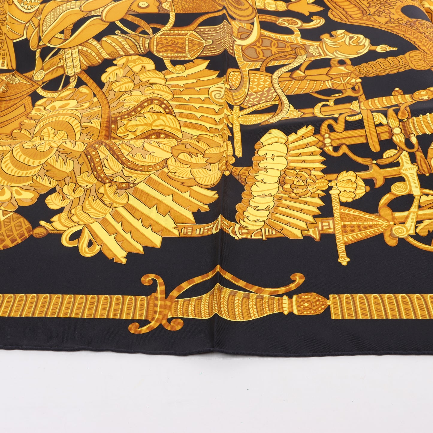 Hermès Carré 90 "ARMETS en PANACHE" Foulard en soie