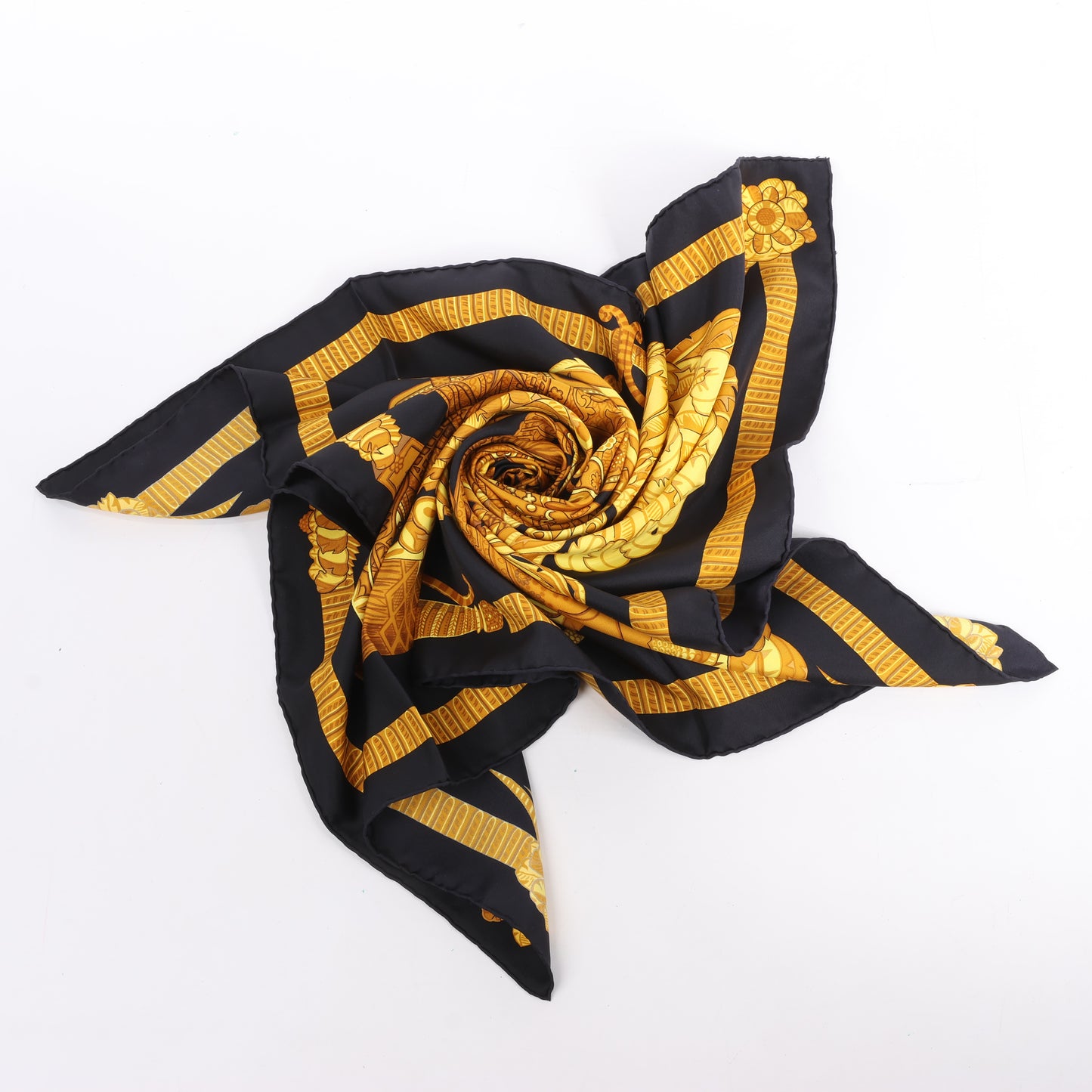 Hermès Carré 90 "ARMETS en PANACHE" Foulard en soie