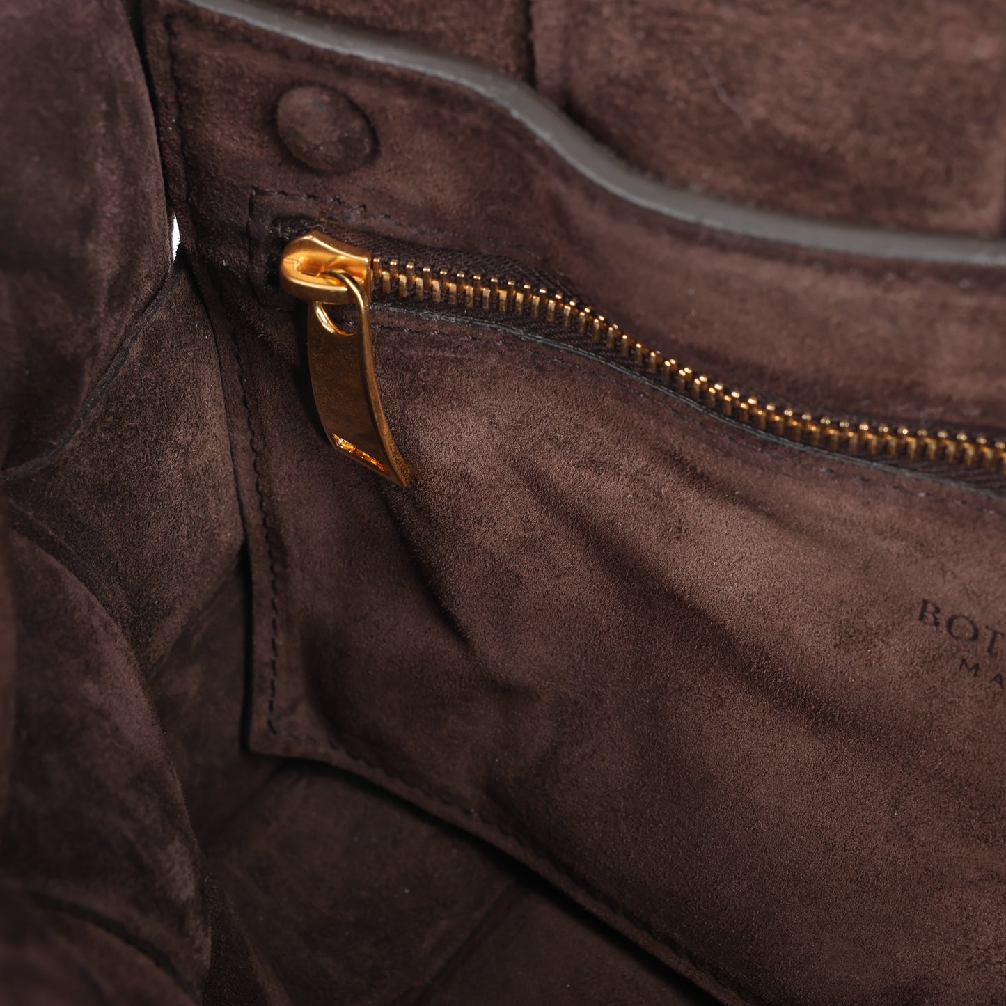 Bottega Veneta Sac à bandoulière en daim Intrecciato Maxi Cassette à chaîne rembourrée en marron