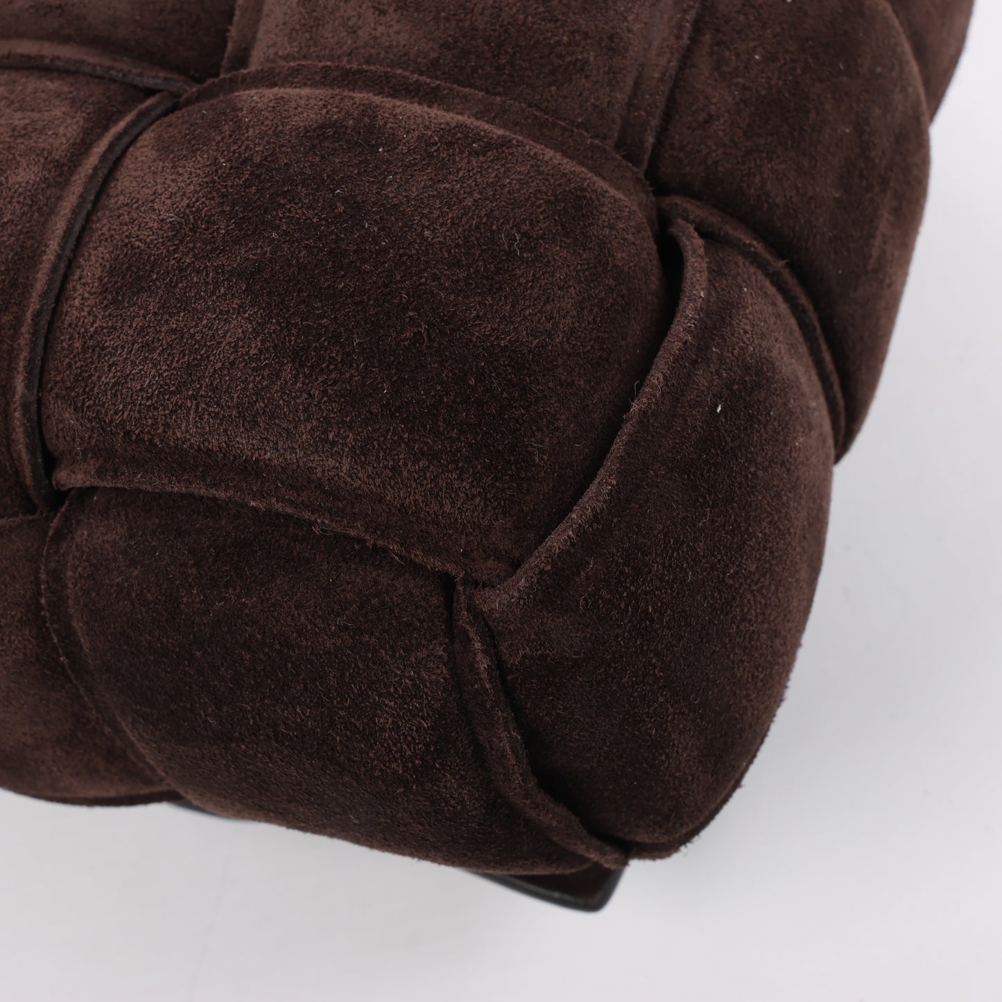 Bottega Veneta Sac à bandoulière en daim Intrecciato Maxi Cassette à chaîne rembourrée en marron