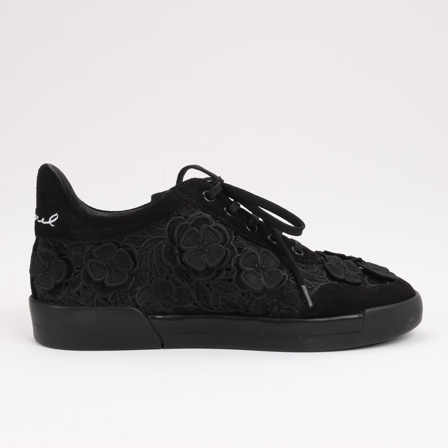 Baskets CHANEL Camelia Lace x Suede en noir G34815, pointure 37