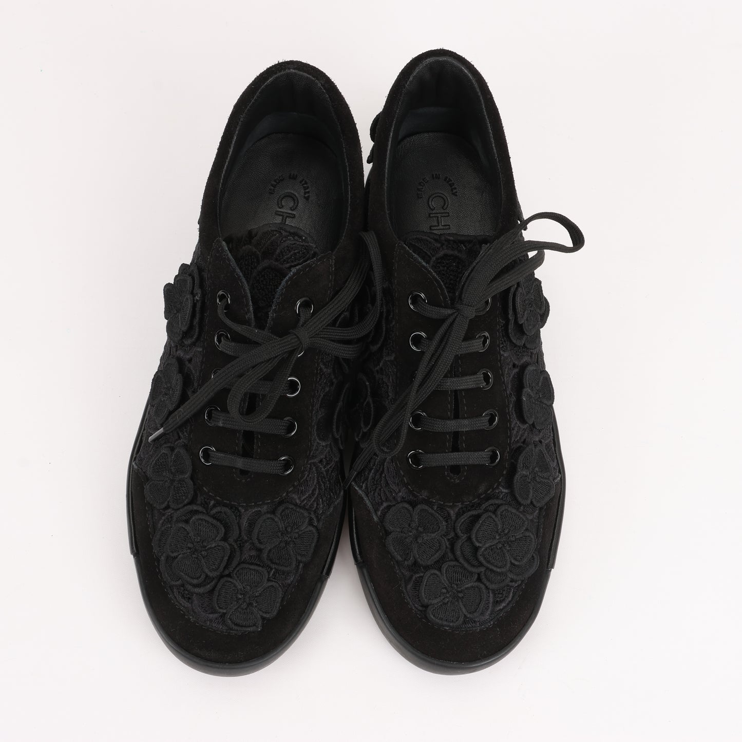 Baskets CHANEL Camelia Lace x Suede en noir G34815, pointure 37