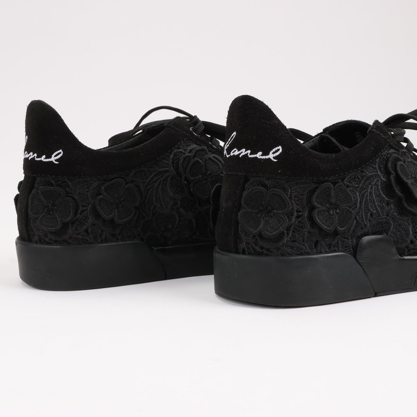 Baskets CHANEL Camelia Lace x Suede en noir G34815, pointure 37