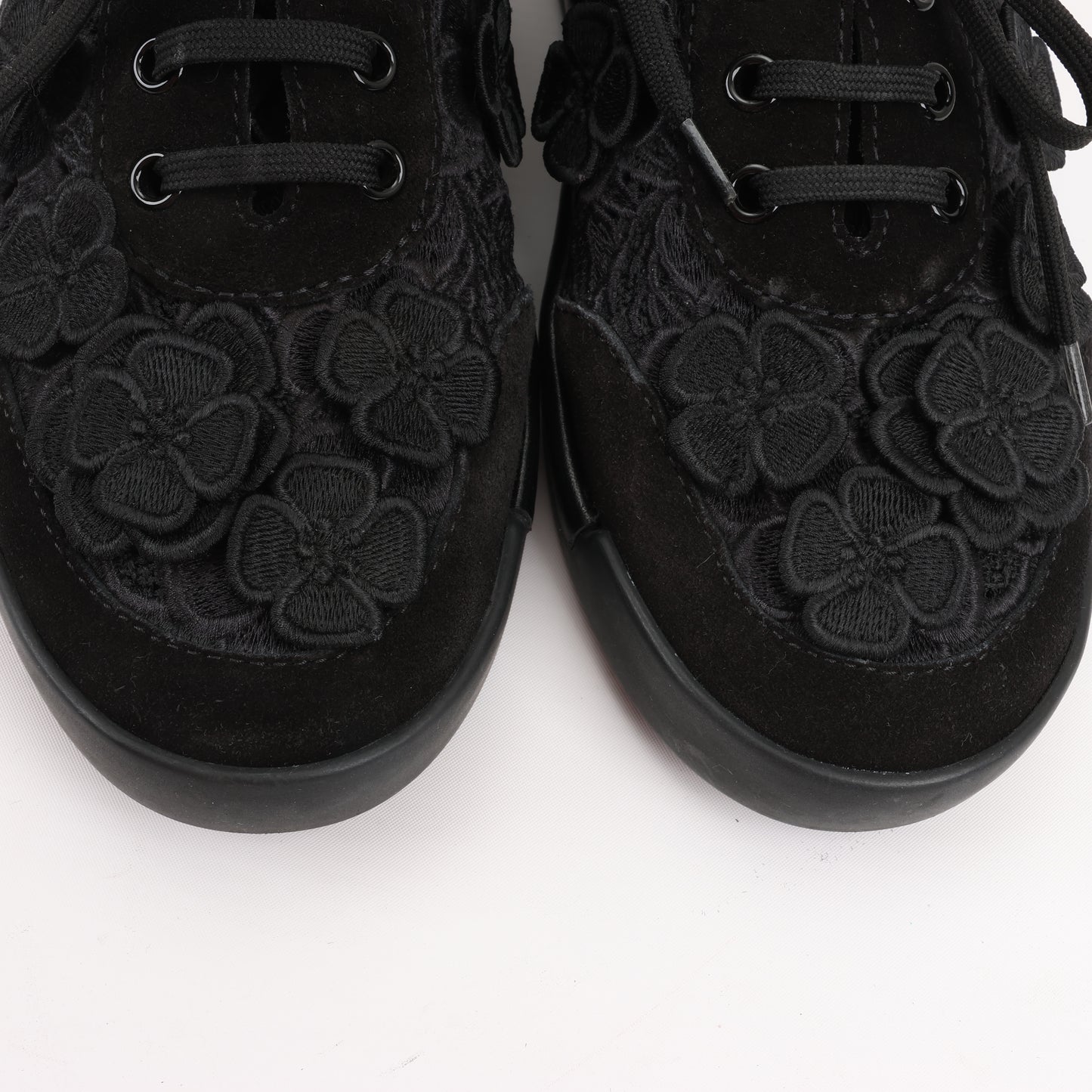 Baskets CHANEL Camelia Lace x Suede en noir G34815, pointure 37