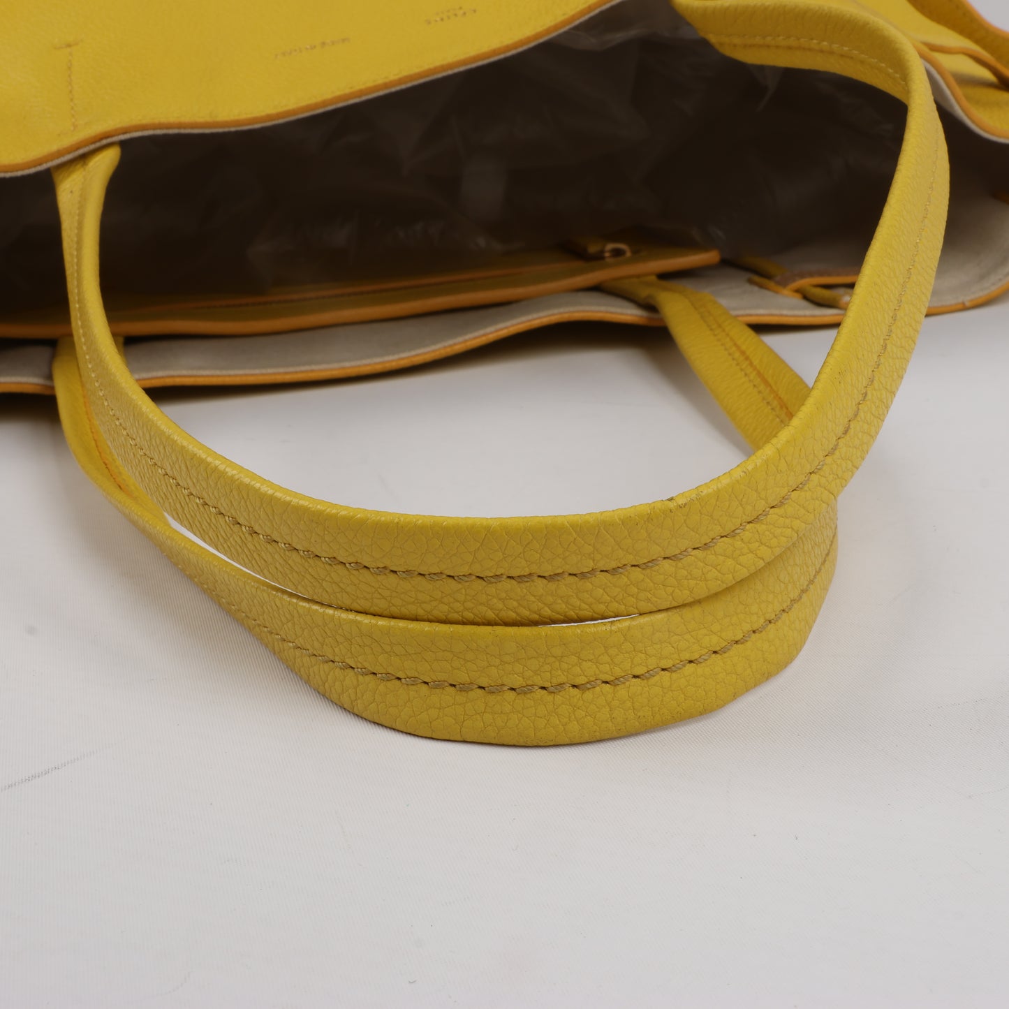 Petit sac à bandoulière en cuir Cabas Phantom de Céline, jaune