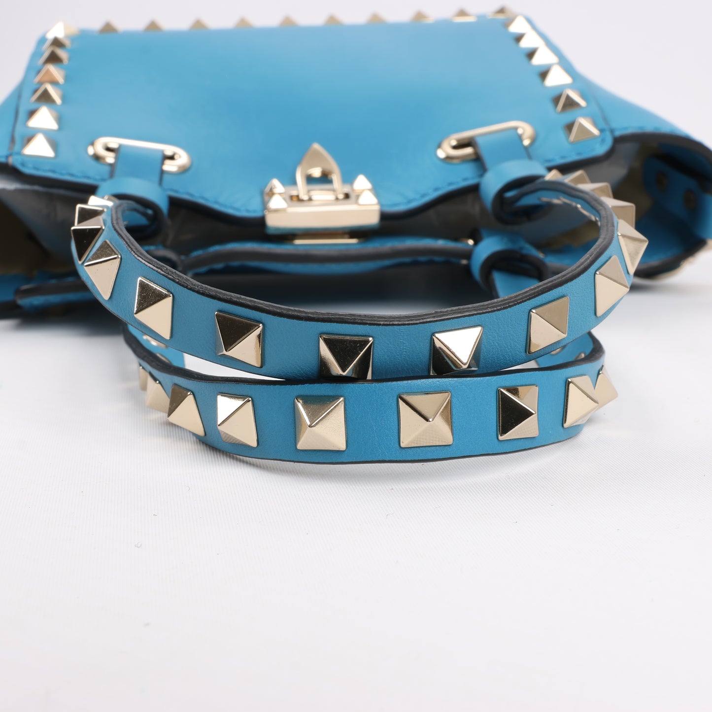 Valentino Garavani – Rockstud Mini-2-Wege-Handtasche aus blauem Leder