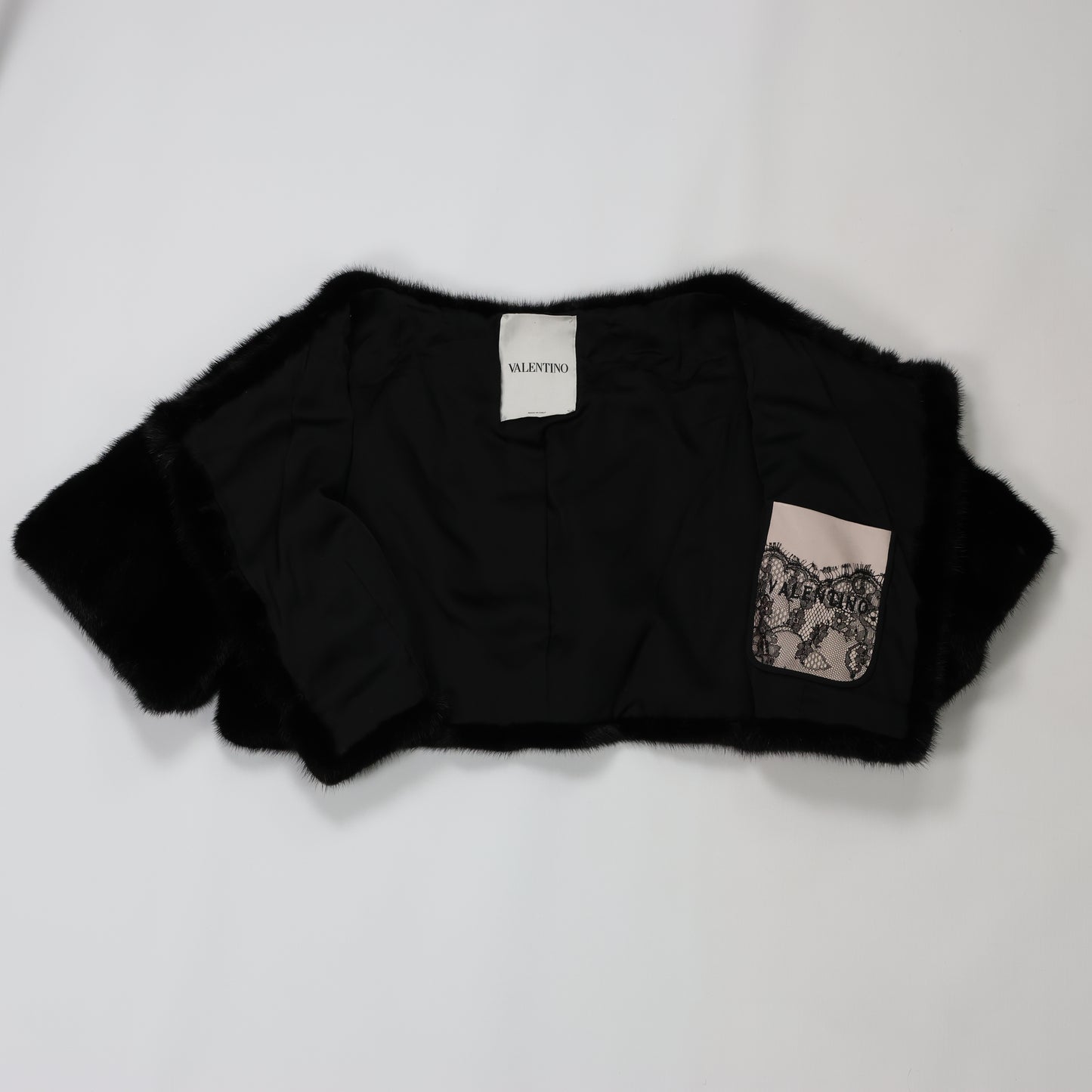 Cape en fourrure de vison noire Valentino ornée de cristaux - Tenue de soirée élégante