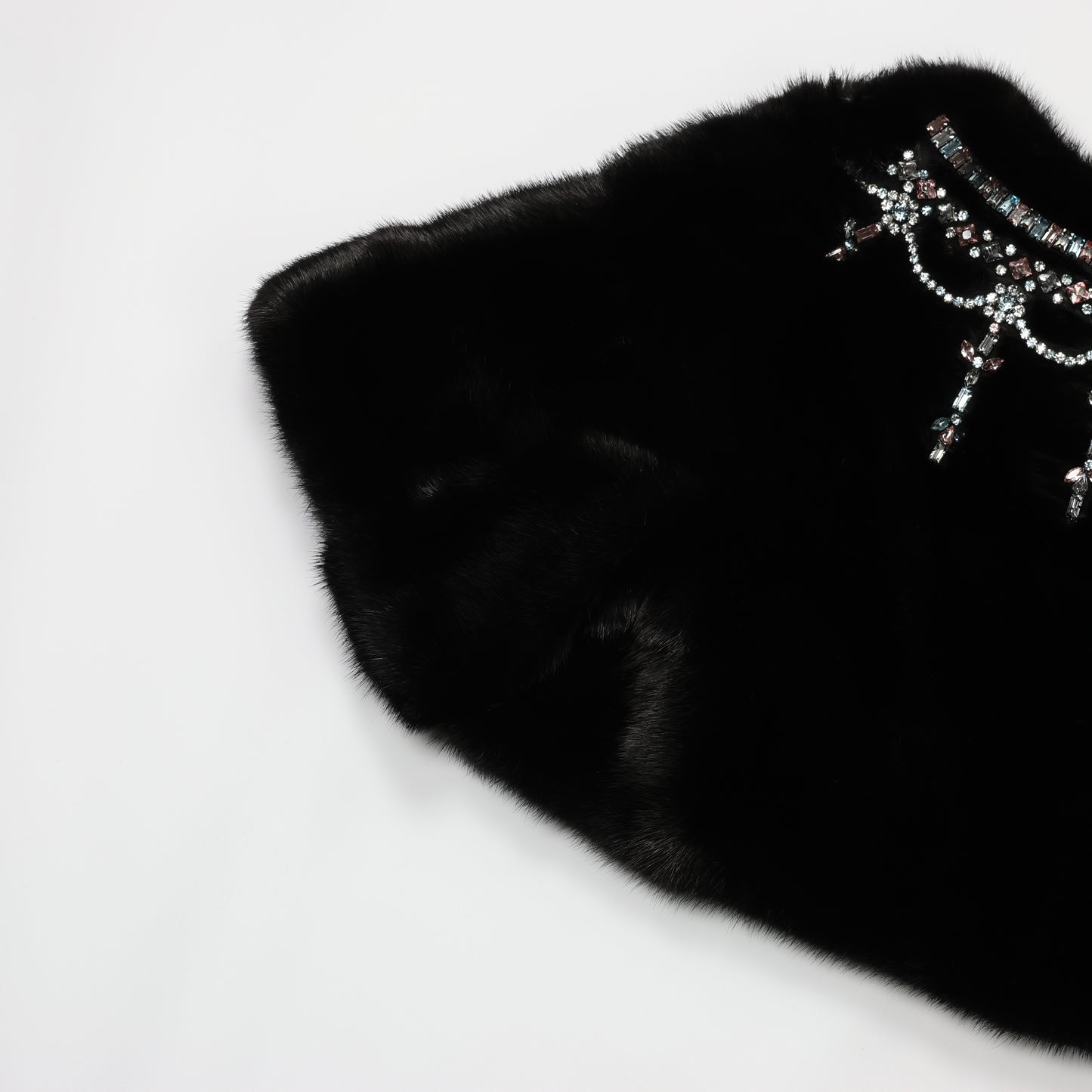 Cape en fourrure de vison noire Valentino ornée de cristaux - Tenue de soirée élégante