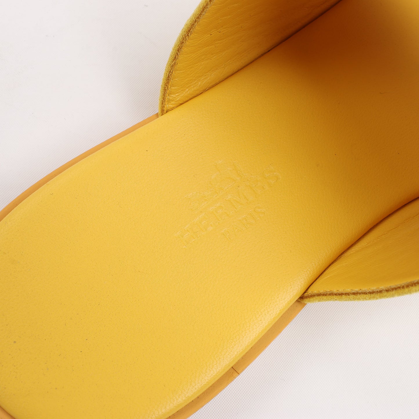 HERMES Kaia Wildledersandalen in Gelbgold, Größe 36,5 EU