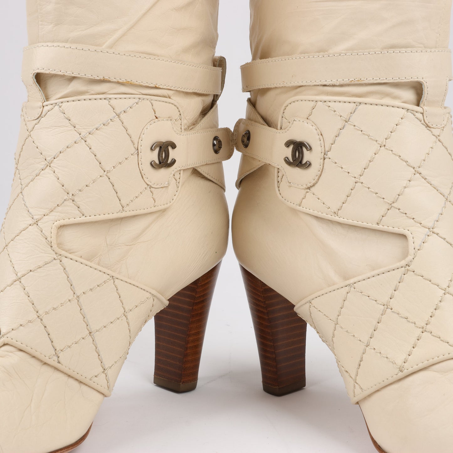 Bottes hautes Chanel Coco Mark Matelasse 06A en cuir ivoire G25325, pointure 38,5 EU