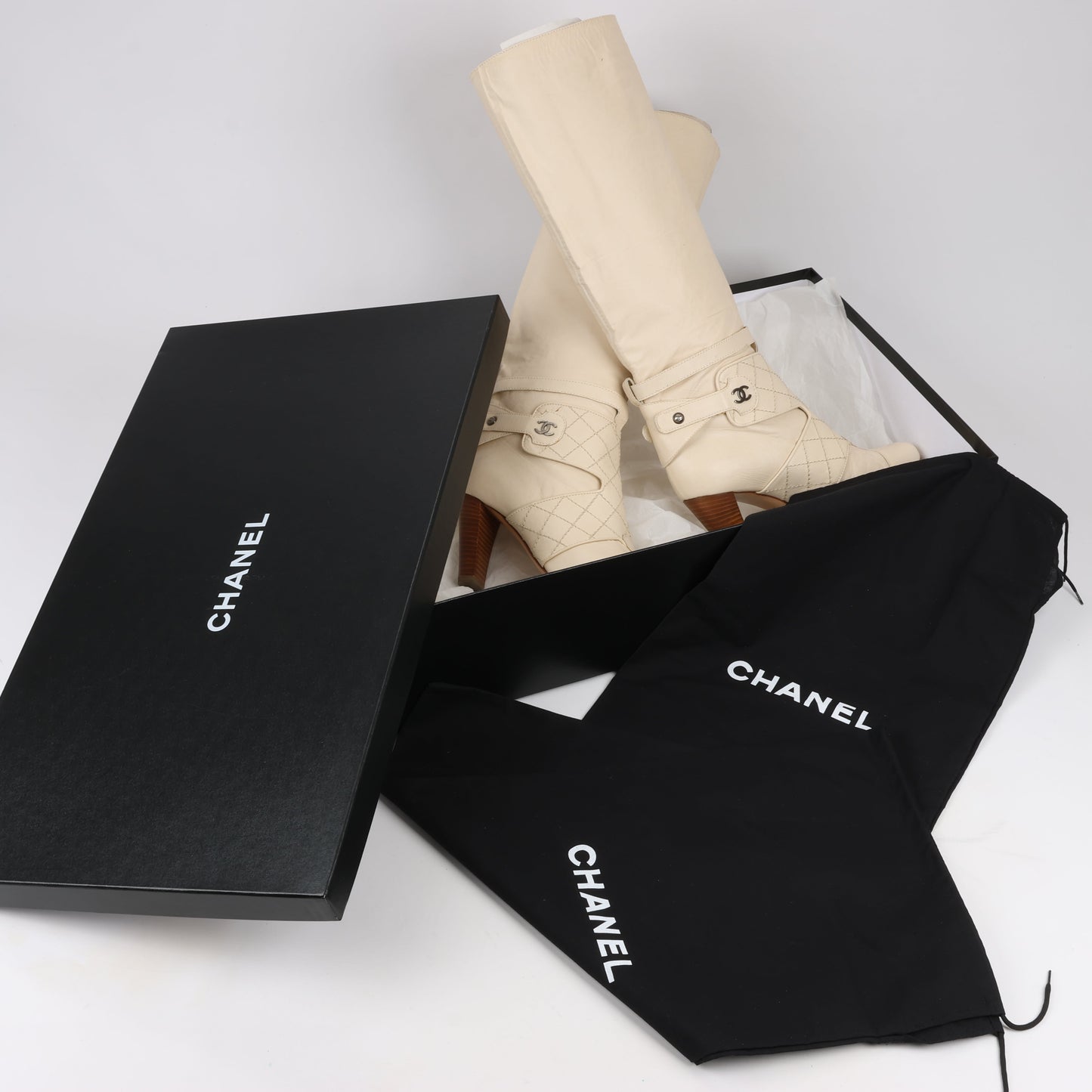 Bottes hautes Chanel Coco Mark Matelasse 06A en cuir ivoire G25325, pointure 38,5 EU