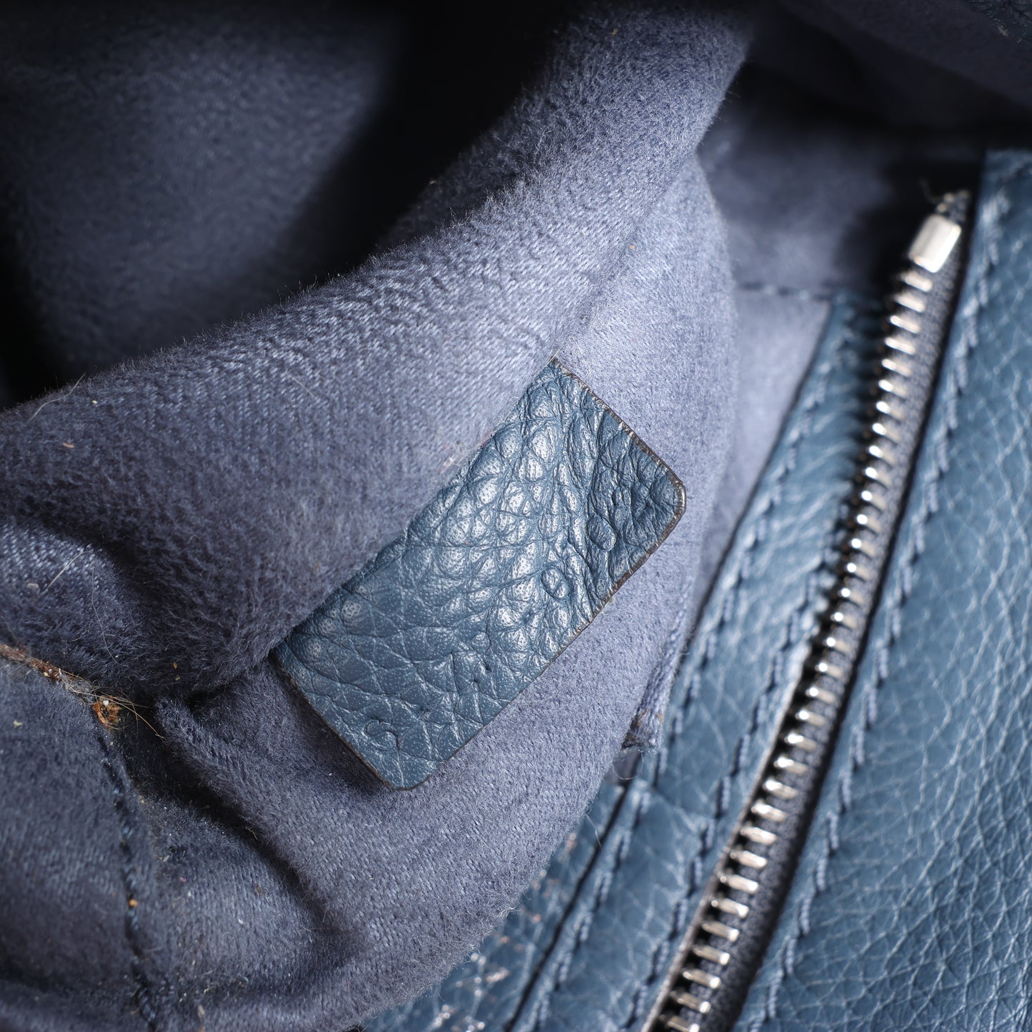 Sac à main double usage en cuir CELINE Nano Luggage bleu marine