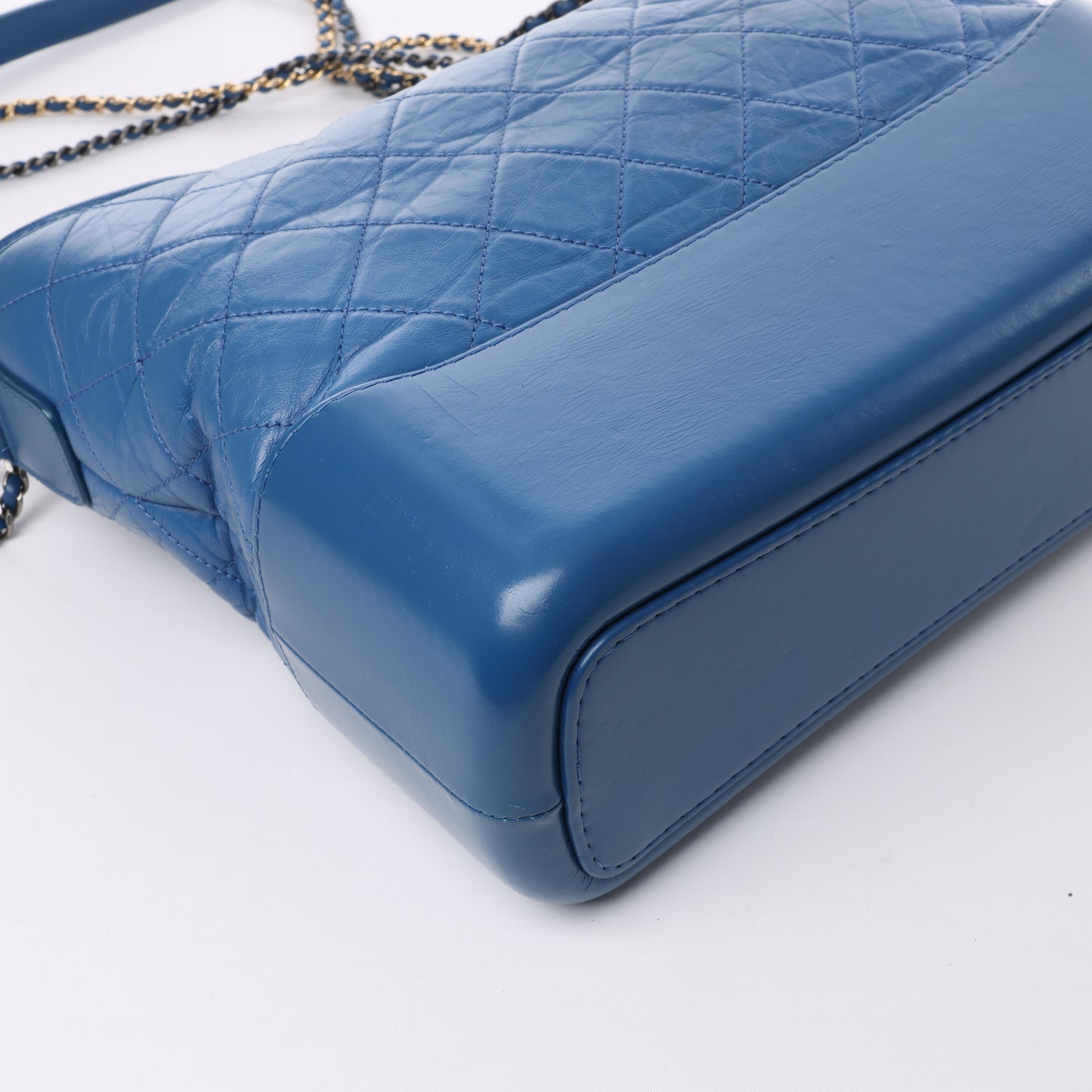 Sac à bandoulière Chanel Gabrielle Doo Chanel Vintage en cuir de veau avec chaîne et garnitures en métal bleu doré et argenté 27113839