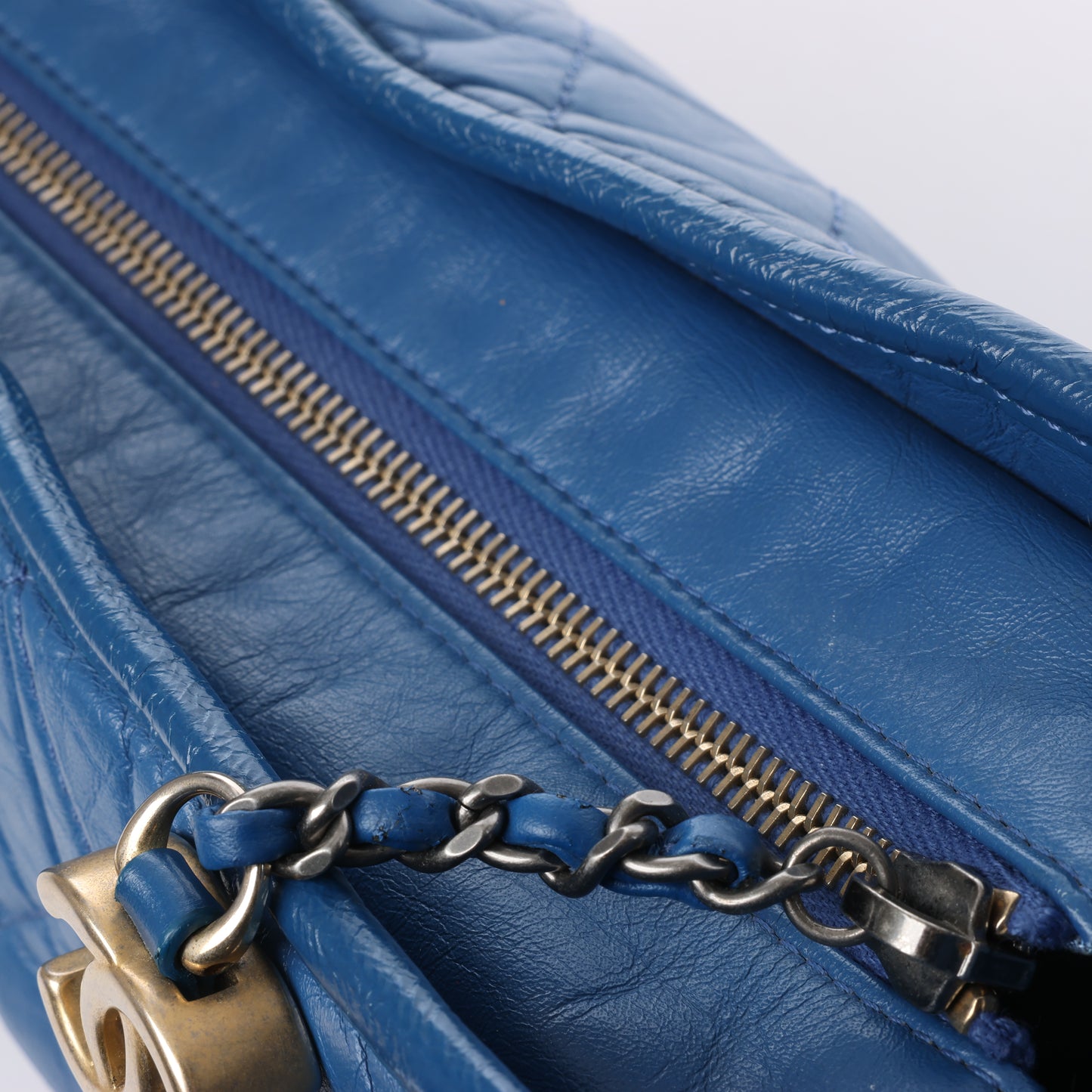 Sac à bandoulière Chanel Gabrielle Doo Chanel Vintage en cuir de veau avec chaîne et garnitures en métal bleu doré et argenté 27113839