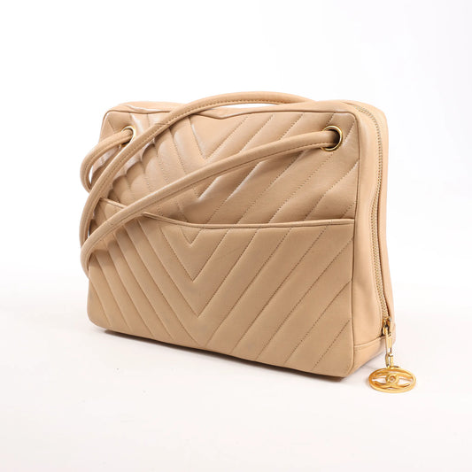 Sac à bandoulière en cuir à chevrons Chanel beige 1881694