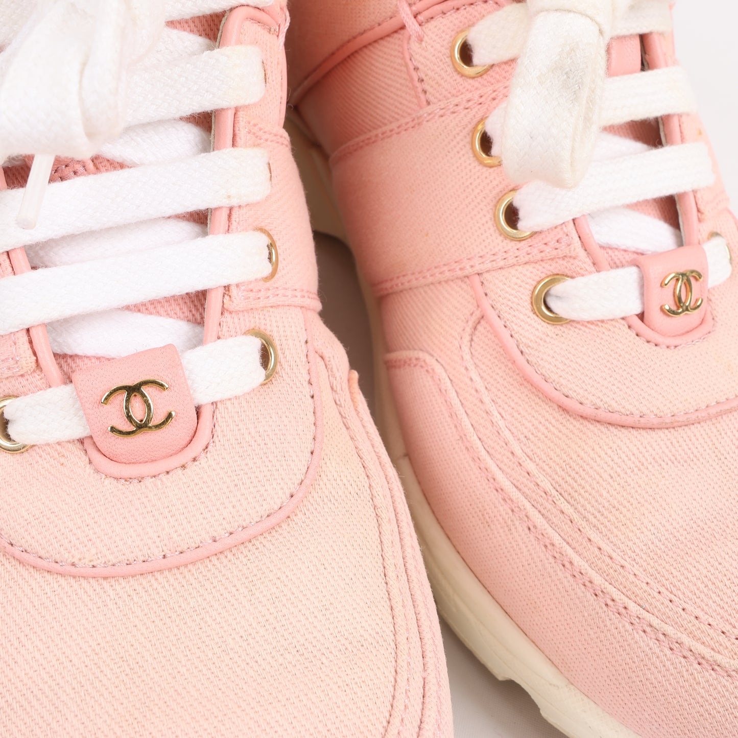 CHANEL CC-Schnürsneaker aus rosa Canvas und weißem Leder, Größe 38,5 EU