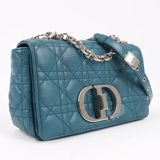 Dior Caro Schultertasche aus Leder mit Kette in Blau