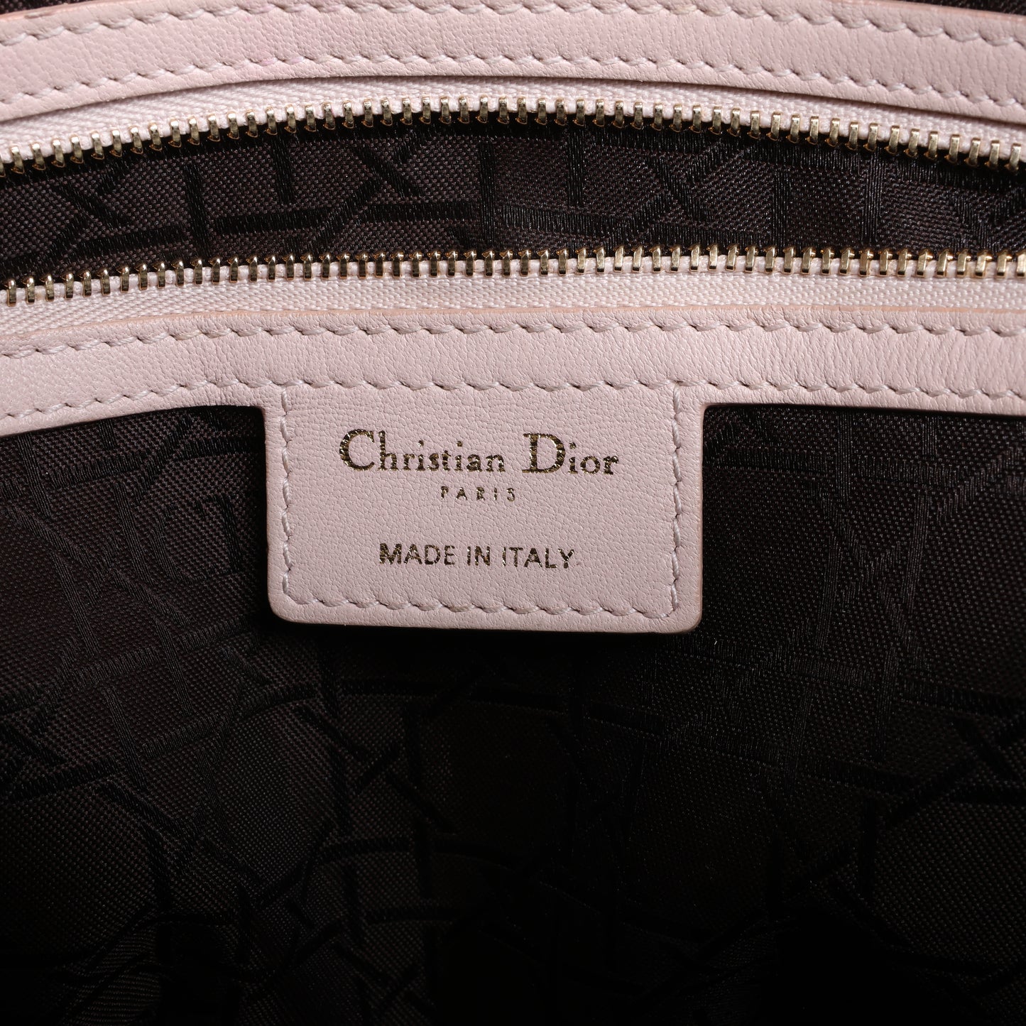 Grand sac à main double usage en cuir rose clair Lady Dior Cannage de Christian Dior