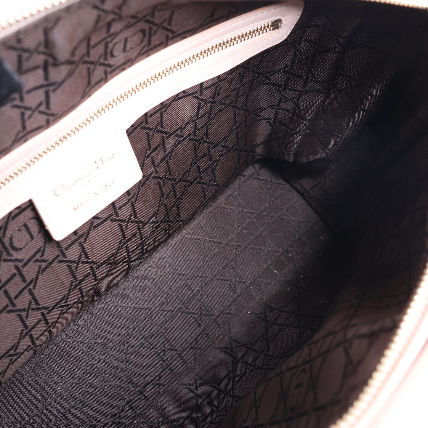 Grand sac à main double usage en cuir rose clair Lady Dior Cannage de Christian Dior